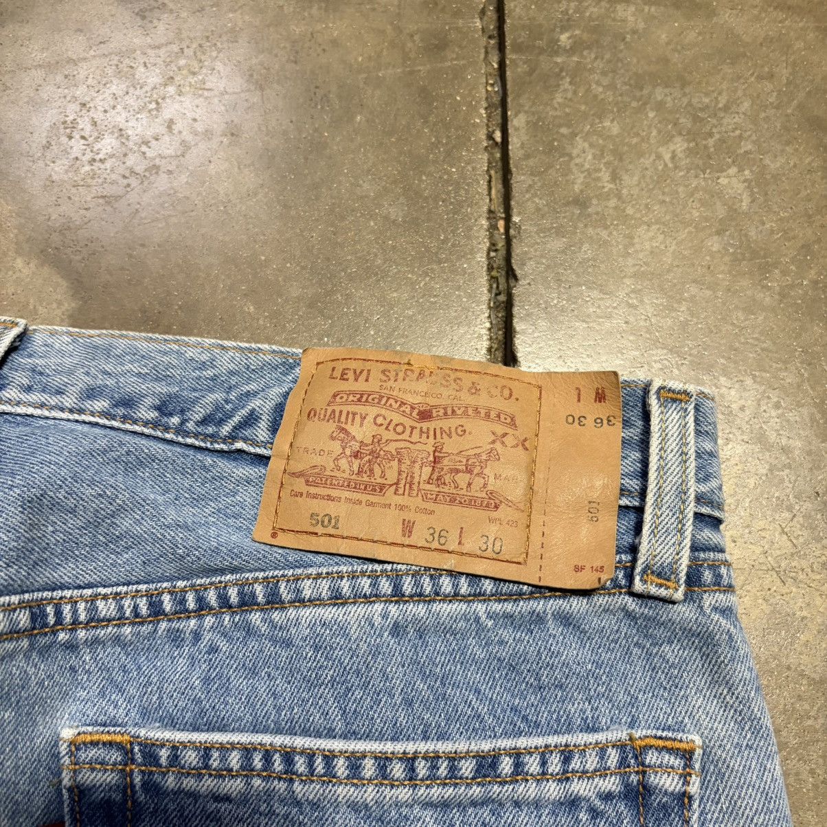 Levi's Vintage Levis 501 Denim Jeans Faded Washed Button Fly 90s Size US 34 / EU 50 - 12 Thumbnail