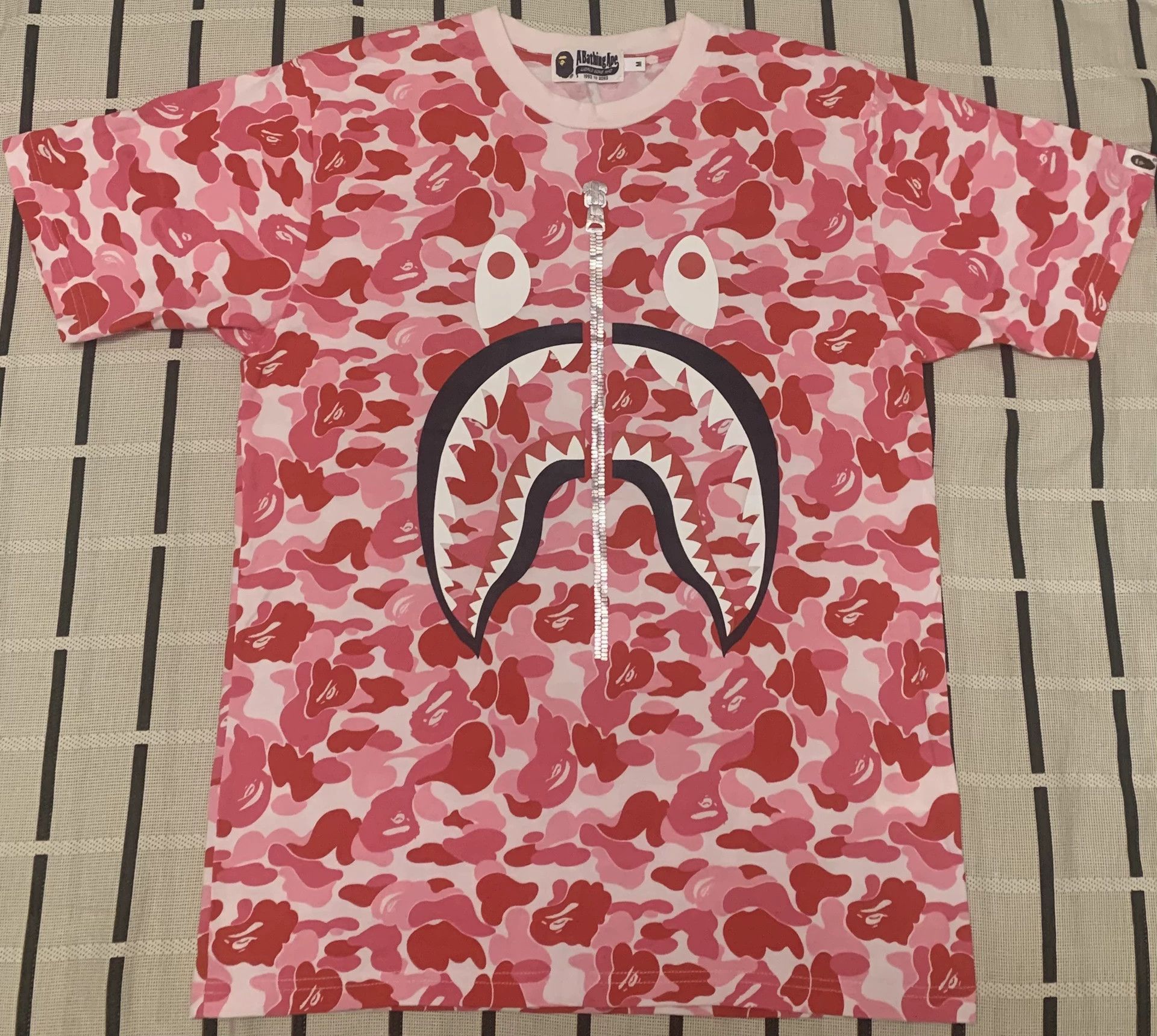 Bape Bape Shark Camo Pink T-Shirt M Men Size US M / EU 48-50 / 2 - 1 Thumbnail
