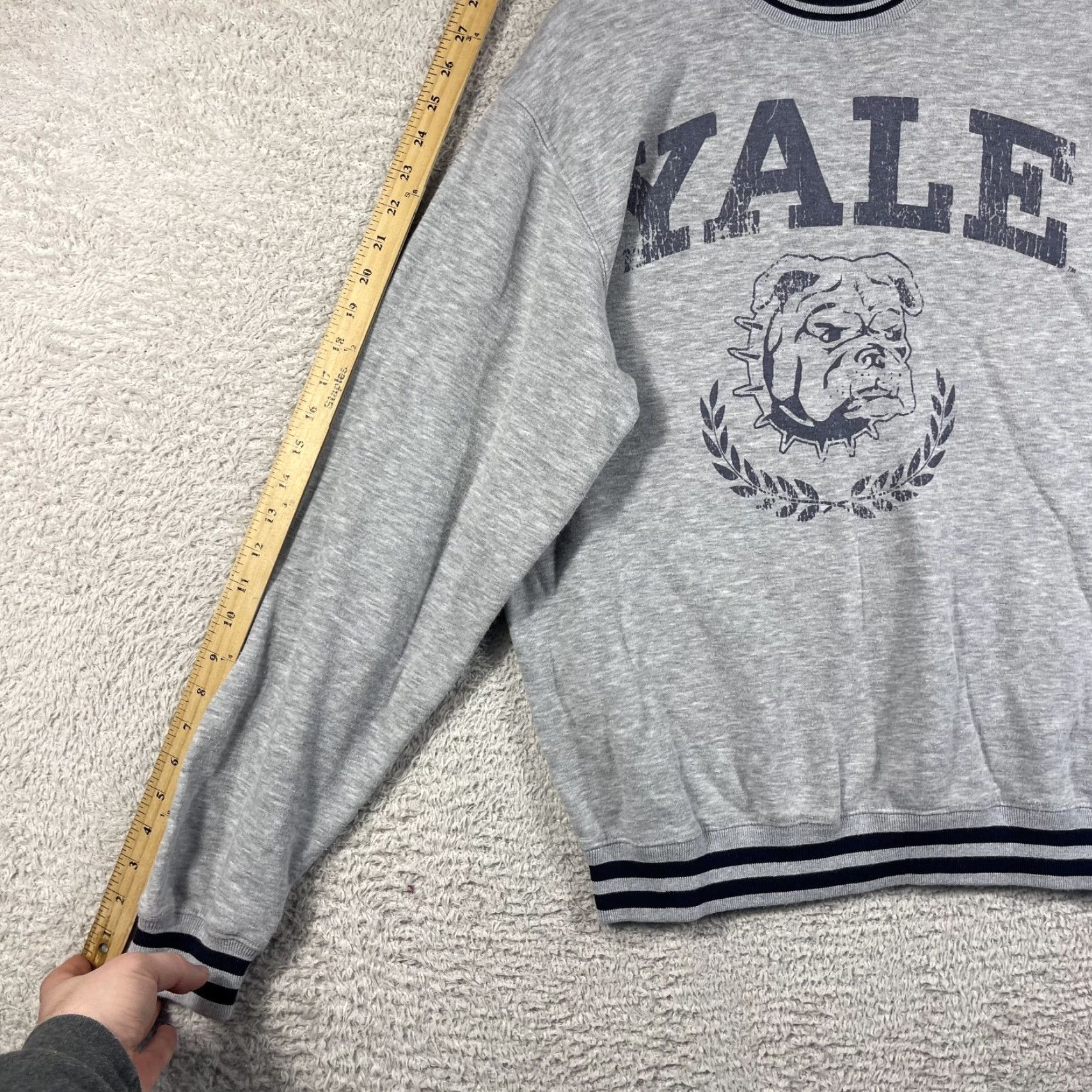 Vintage VINTAGE Yale University Crewneck Sweatshirt Adult Large Gray Bulldogs Ivy League Preppy Size US L / EU 52-54 / 3 - 7 Thumbnail