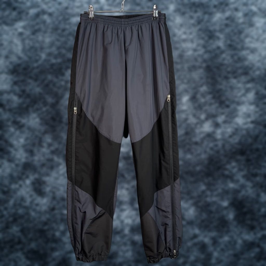 Patagonia Patagonia Womens Small Black & Gray Track Pants - Size S - Side Zip - Activewear Hiking - Regular Inseam 31 in - Polyester Windbreaker Style Size 28" / US 6 / IT 42 - 1 Thumbnail