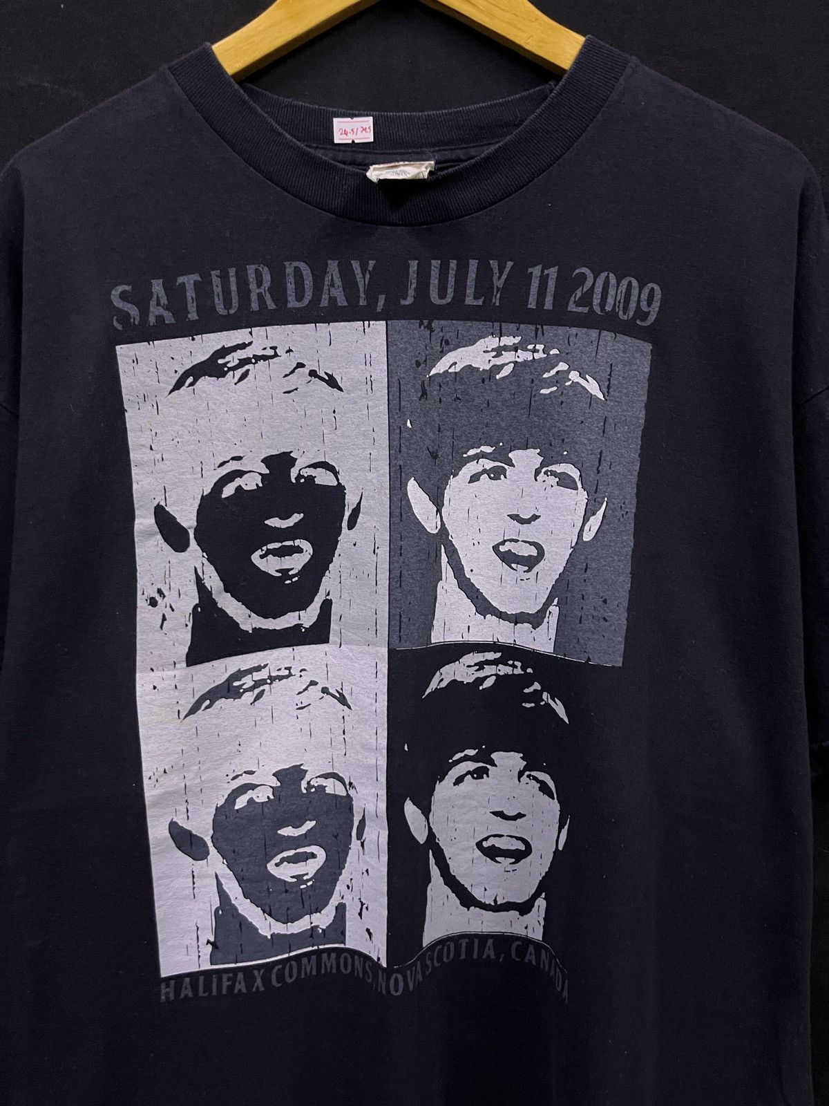 Band Tees VINTAGE 2009 THE BEATLES BAND CONCERT TSHIRT Size US XL / EU 56 / 4 - 3 Thumbnail