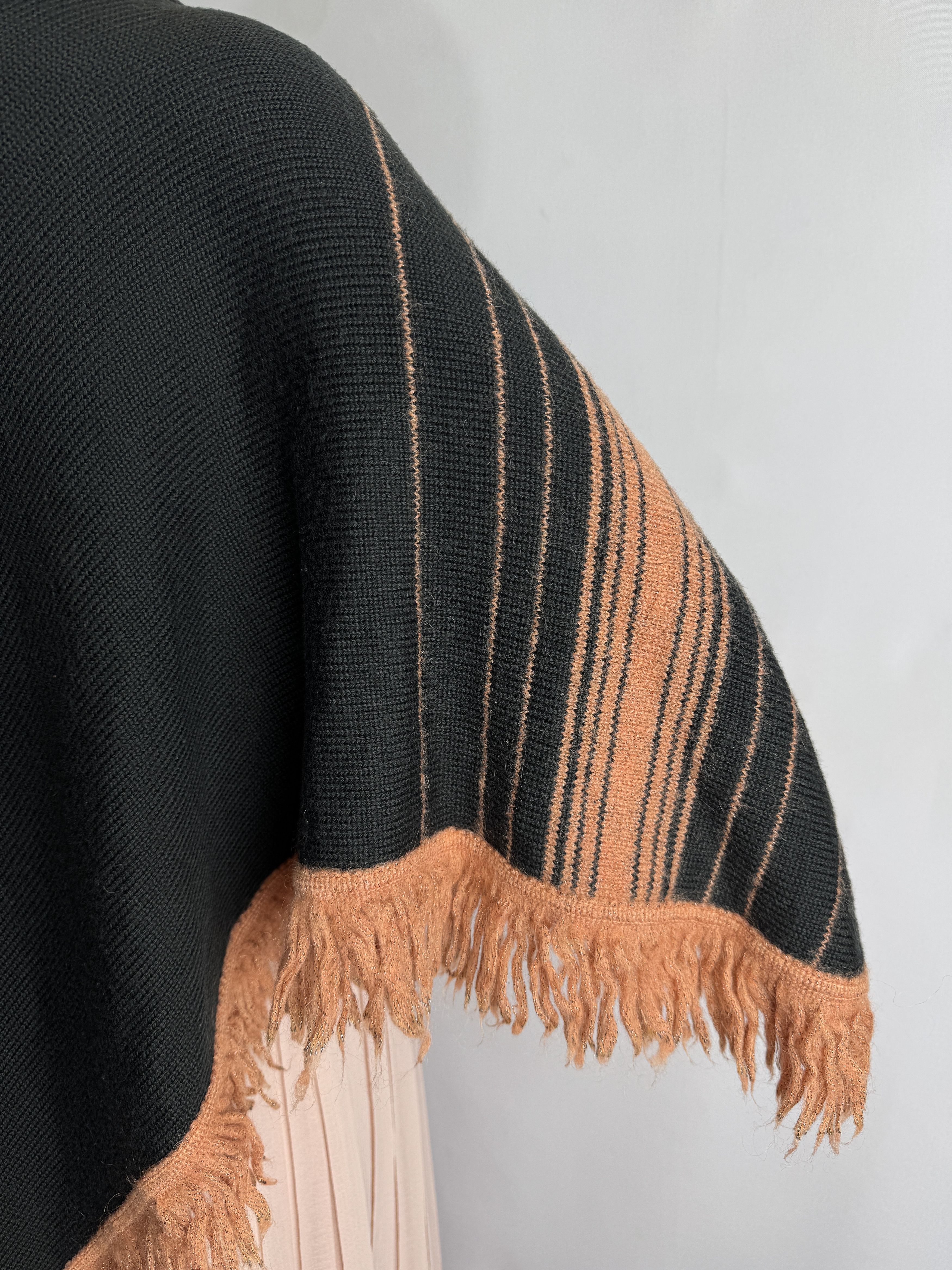 Versace VERSACE YOUNG vintage women’s wool blend poncho Size XS / US 0-2 / IT 36-38 - 14 Thumbnail