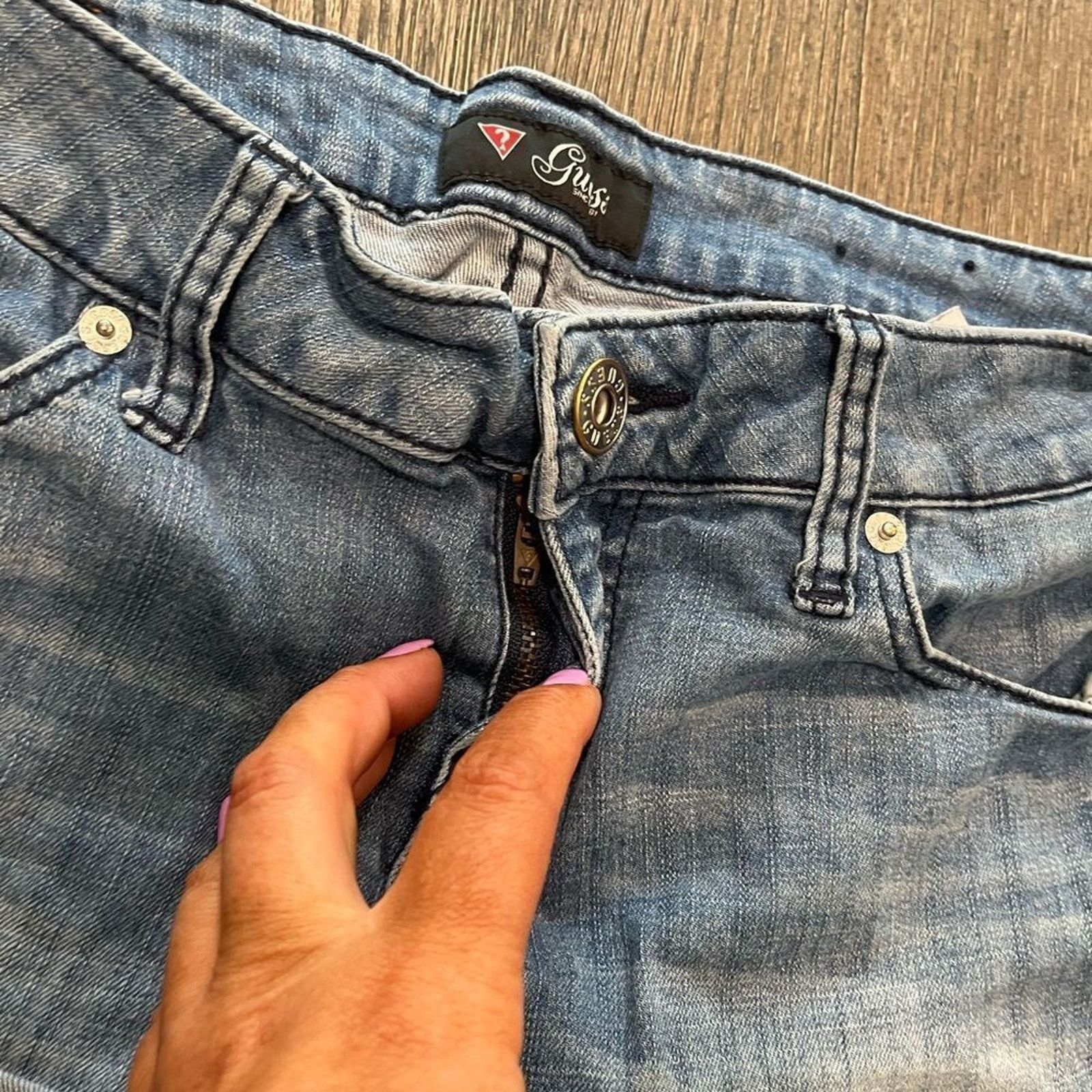 Guess Guess Denim Shorts Light Wash Roll Hem Size 29 Size 29" - 4 Thumbnail