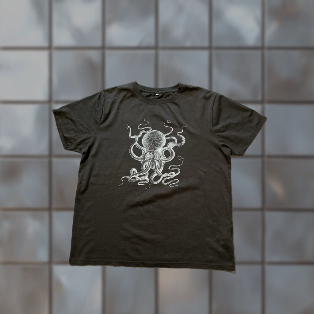 Vintage VINTAGE PK Porthcurno Museum Global Communications Electric Octopus Graphic T-Shirt Sz.L Mens Gray L Earth Positive Shirt Size US L / EU 52-54 / 3 - 1 Thumbnail