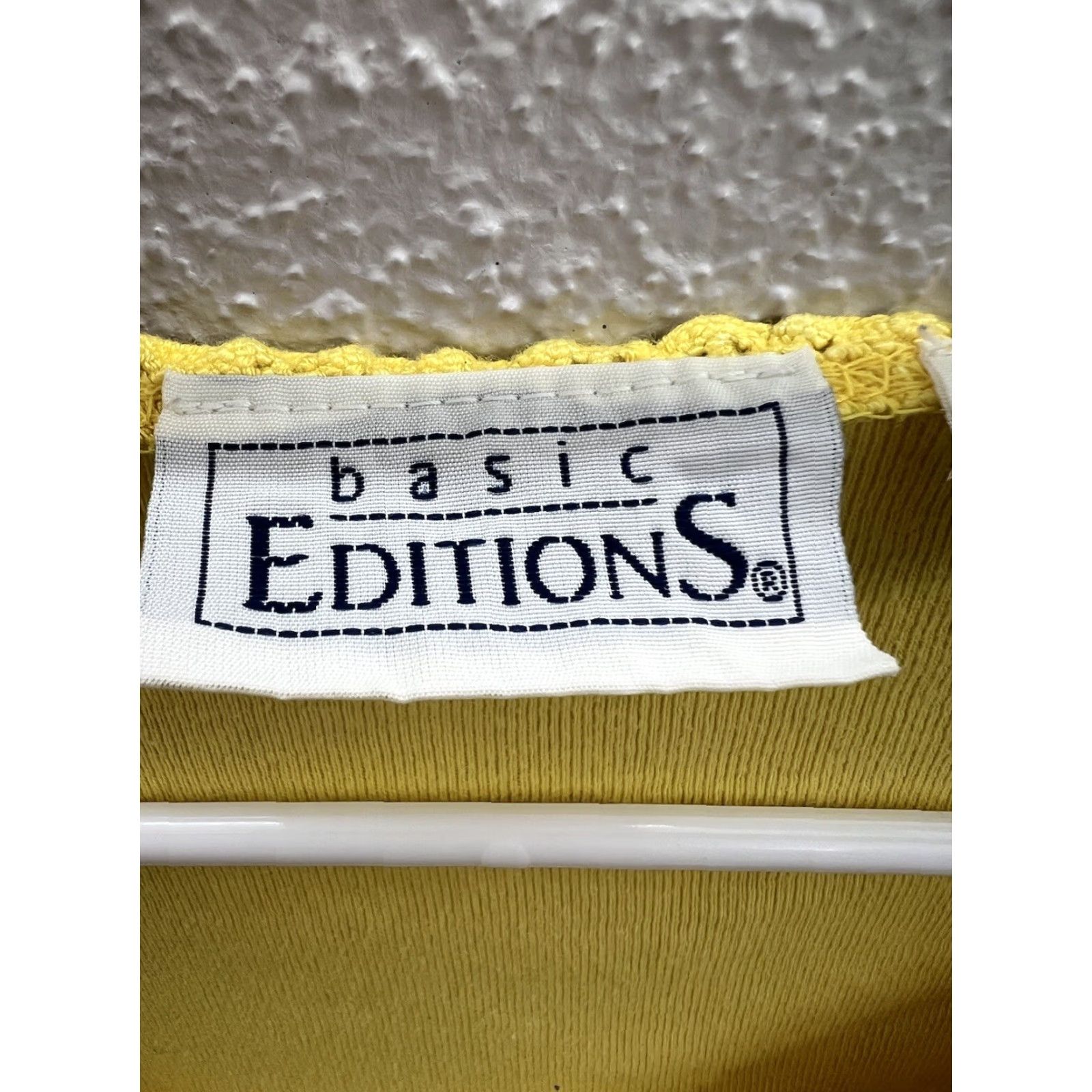 Basic Editions Basic Editions Shirt Adult Medium Yellow Solid Short Sleeve V-Neck Blouse Womens Size M / US 6-8 / IT 42-44 - 4 Thumbnail