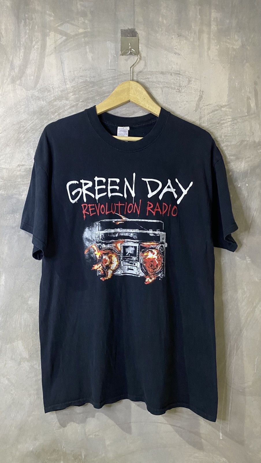 Gildan Green Day Revolution Radio Tour 2017 Size US L / EU 52-54 / 3 - 1 Thumbnail