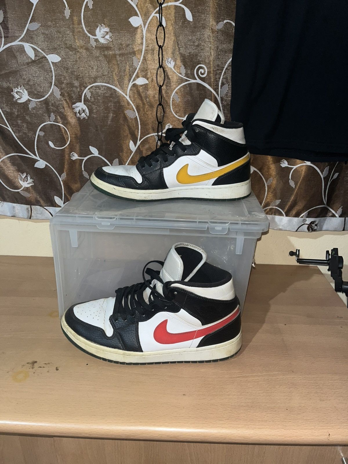 Jordan Brand × Nike Jordan 1 mid alternate Size US 9 / EU 42 - 1 Thumbnail
