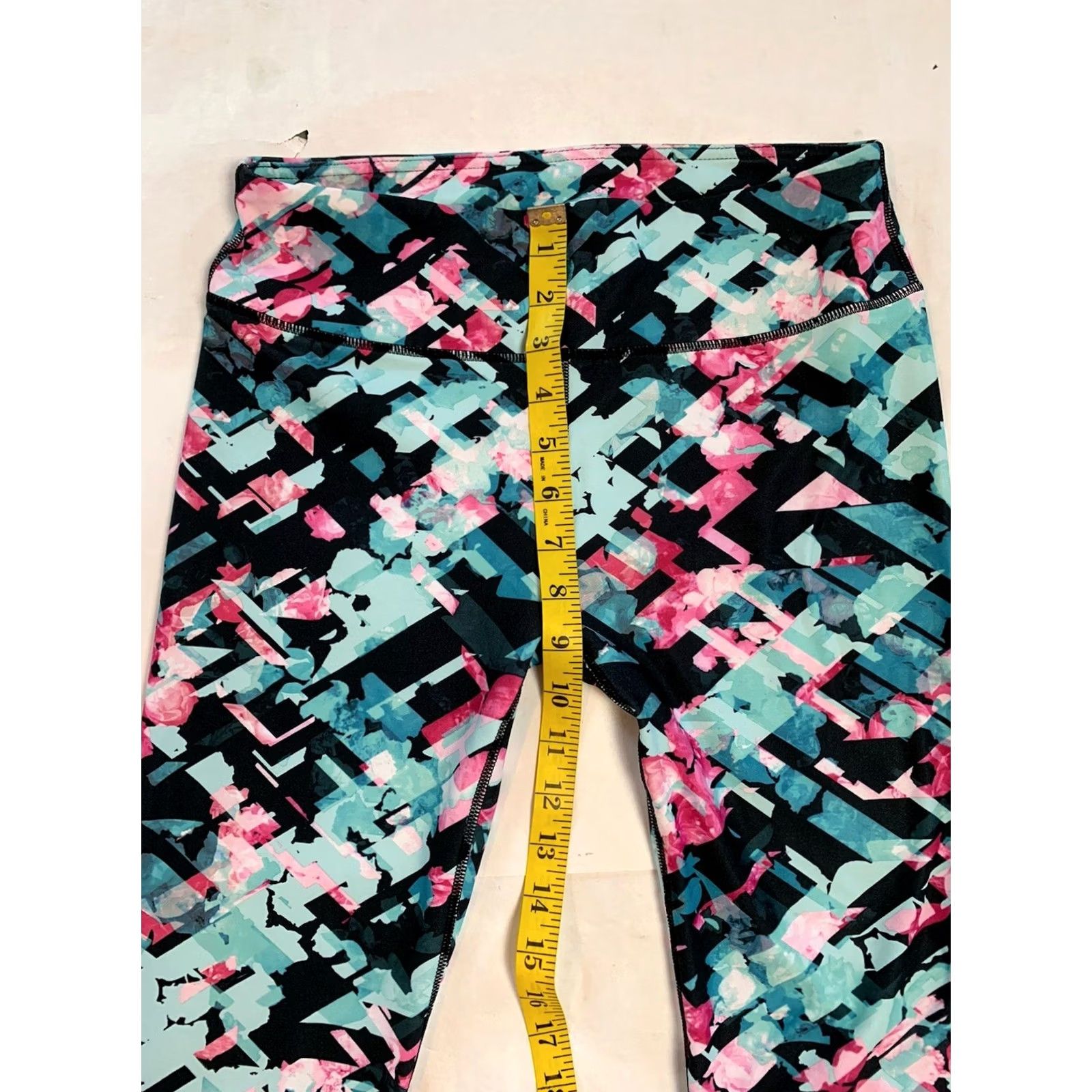 Fabletics Fabletics Capri Cropped Leggings Womens S Multicolor Geometric Pattern Athletic Activewear Capris Workout Stretch Elastic Waist Size 28" / US 6 / IT 42 - 5 Thumbnail