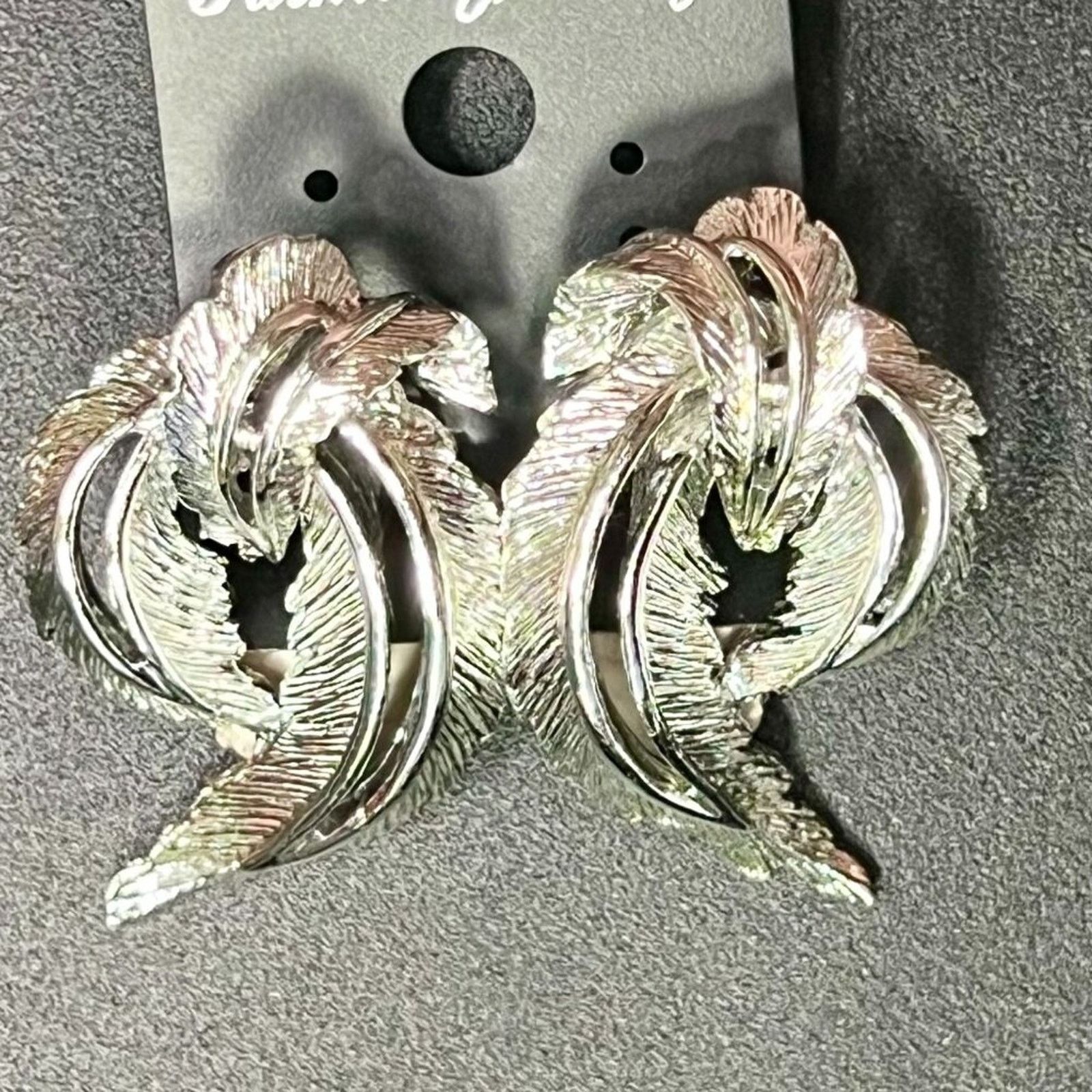 & Other Stories Sara Coventry – Silvertone Earrings, Bent leaves, open, Clip Size ONE SIZE - 1 Preview