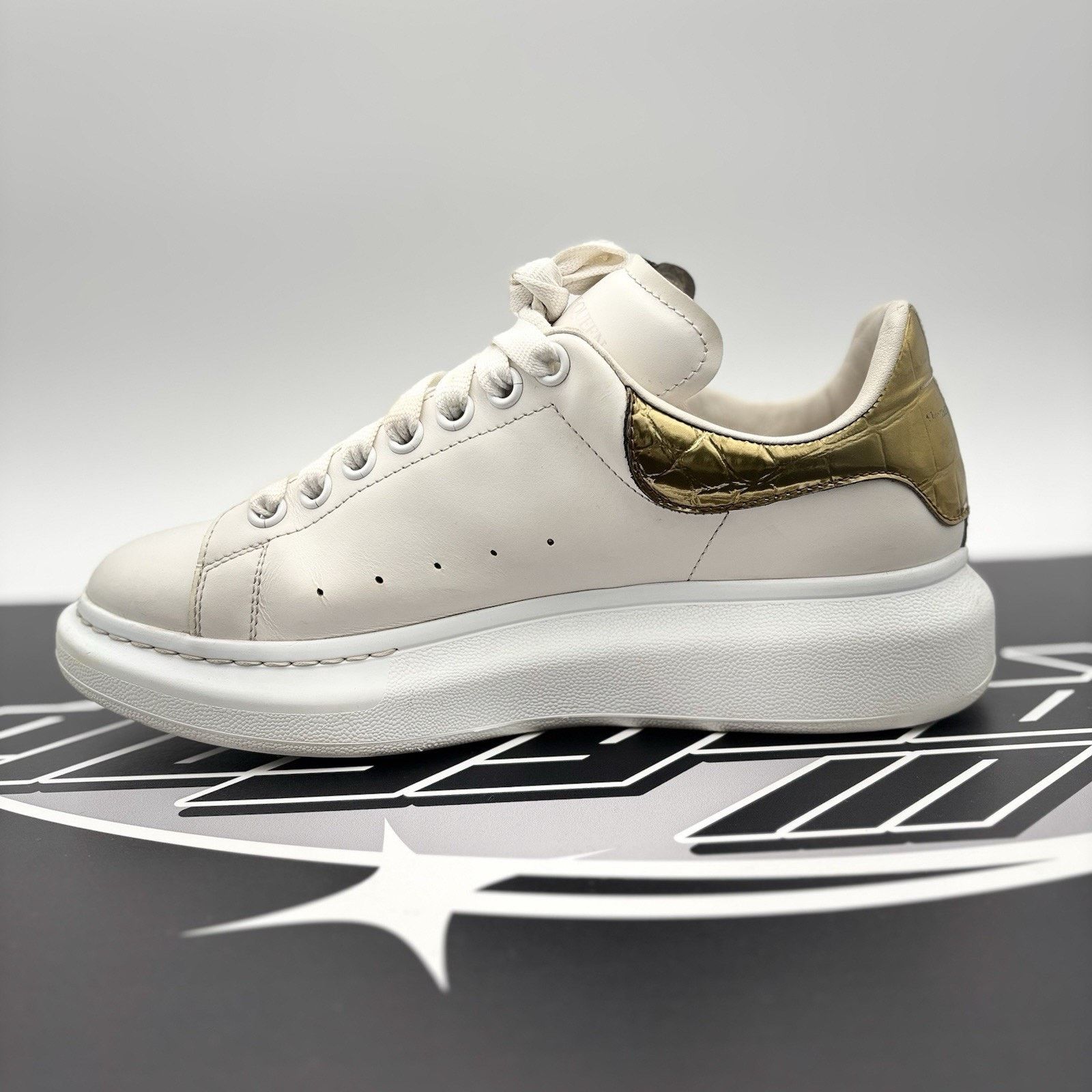 Alexander McQueen Alexander McQueen Oversized ' Gold Crocodile ' | GOOD COND! Size US 8 / EU 41 - 4 Thumbnail