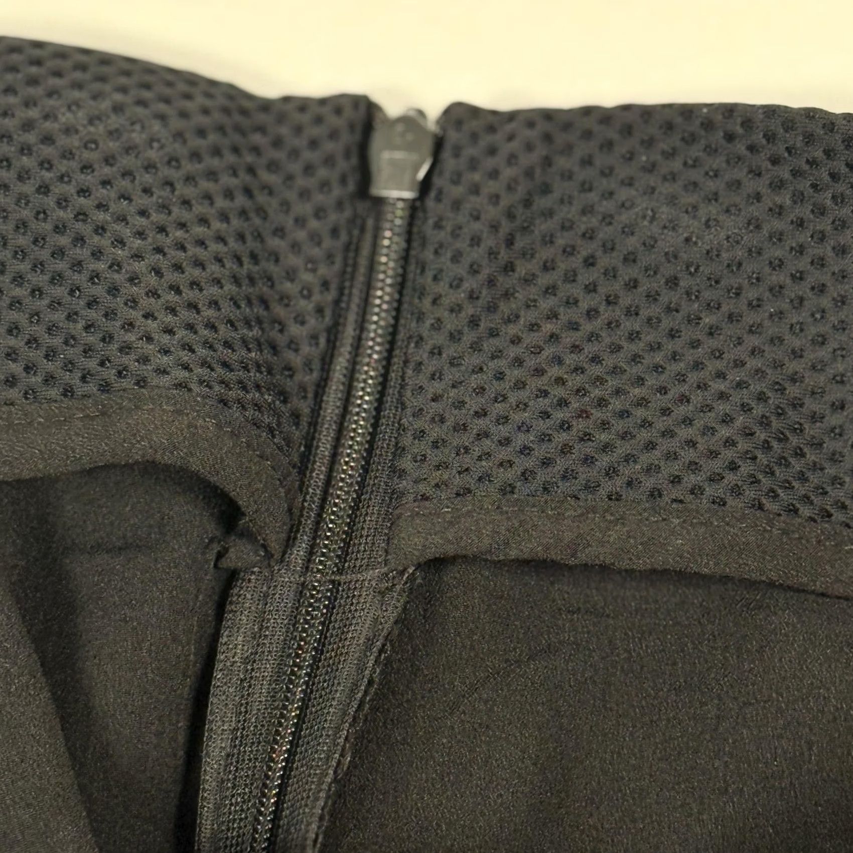 Vintage Philosophy Black Textured Pencil Midi Skirt Size 8 Back Slit Side Zip Women Size 30" / US 8 / IT 44 - 4 Thumbnail