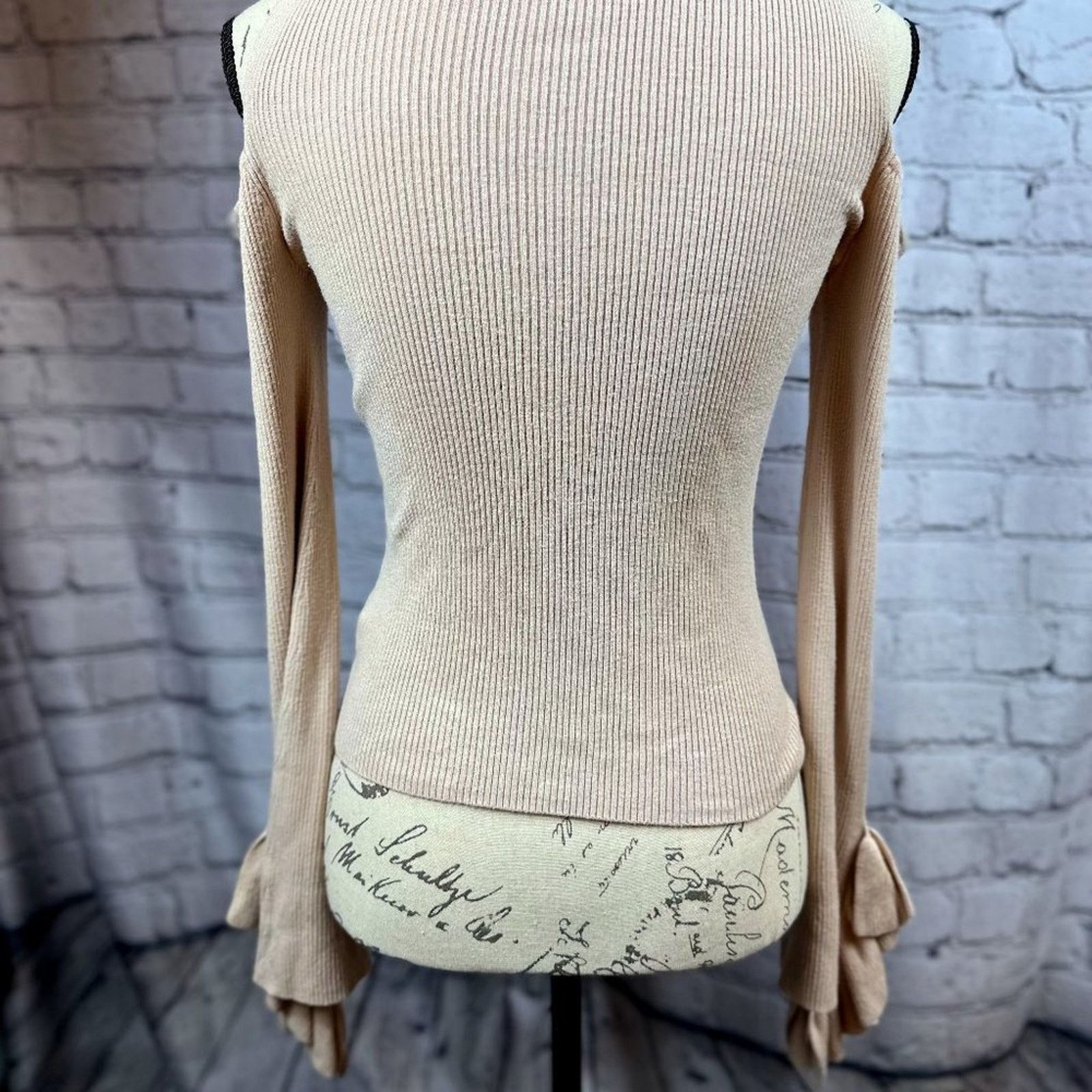 Express Express Cold Shoulder V Neck Bell Sleeve Sweater Blush M Size M / US 6-8 / IT 42-44 - 12 Thumbnail