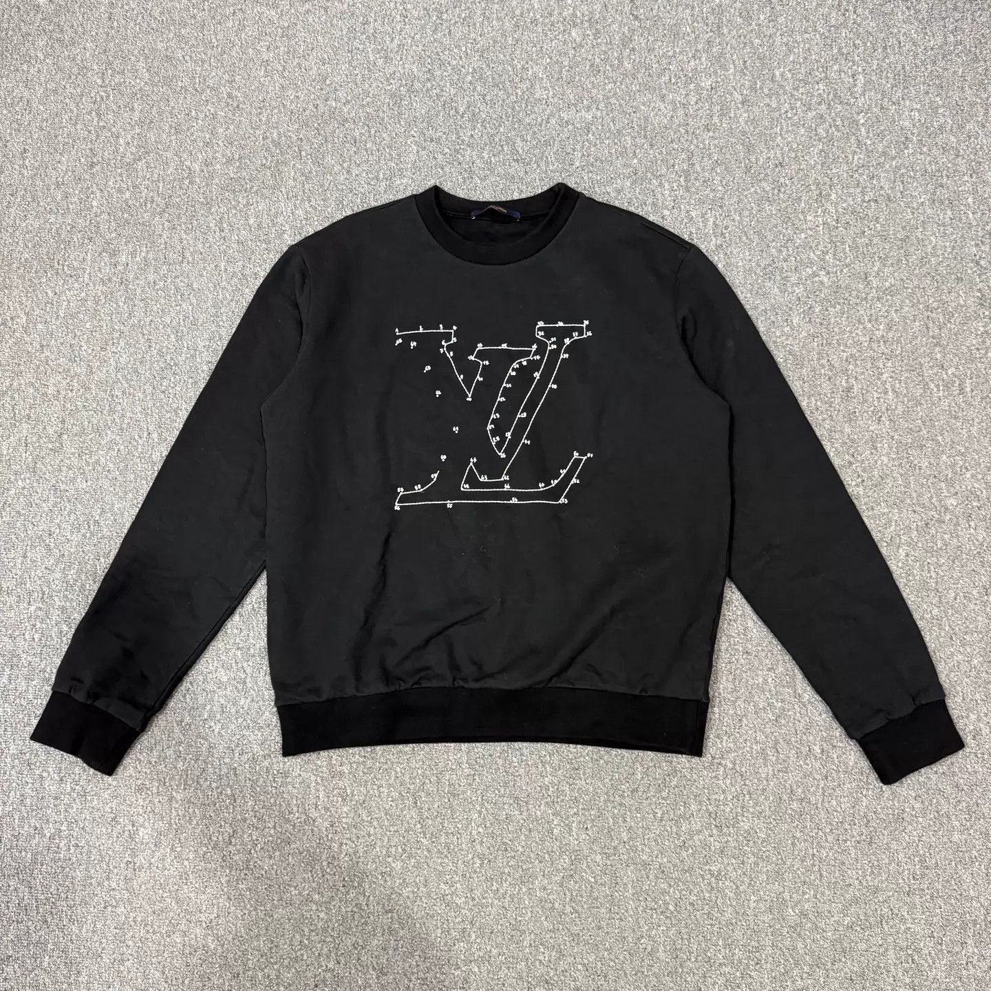 Louis Vuitton LV black embroidered sweatshirt M 99 new Size US M / EU 48-50 / 2 - 1 Thumbnail