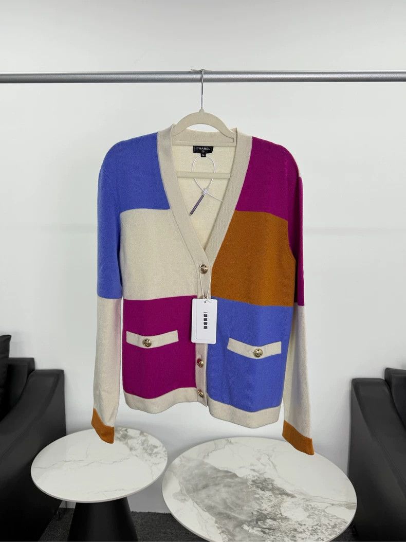 Chanel Chanel V-neck color-blocked knitwear Size XS / US 0-2 / IT 36-38 - 1 Thumbnail