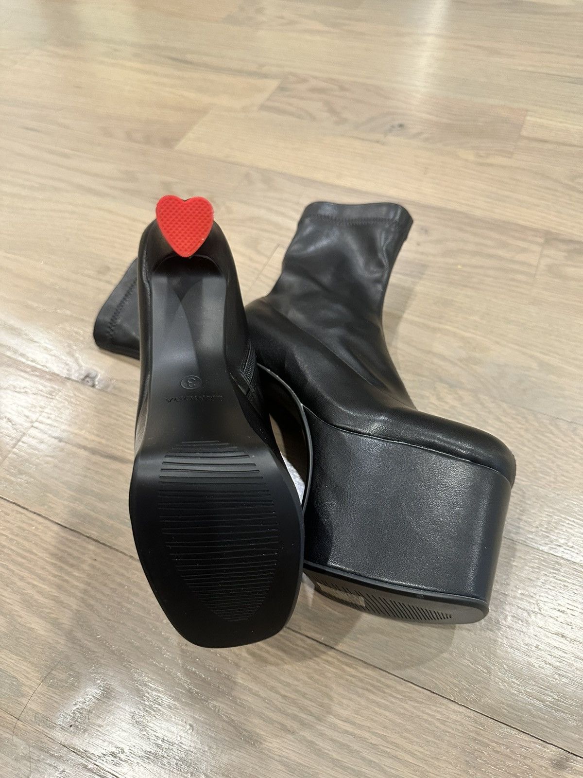 Other LAMODA BOOTIE HEART HEEL Size US 5 / IT 35 - 5 Thumbnail