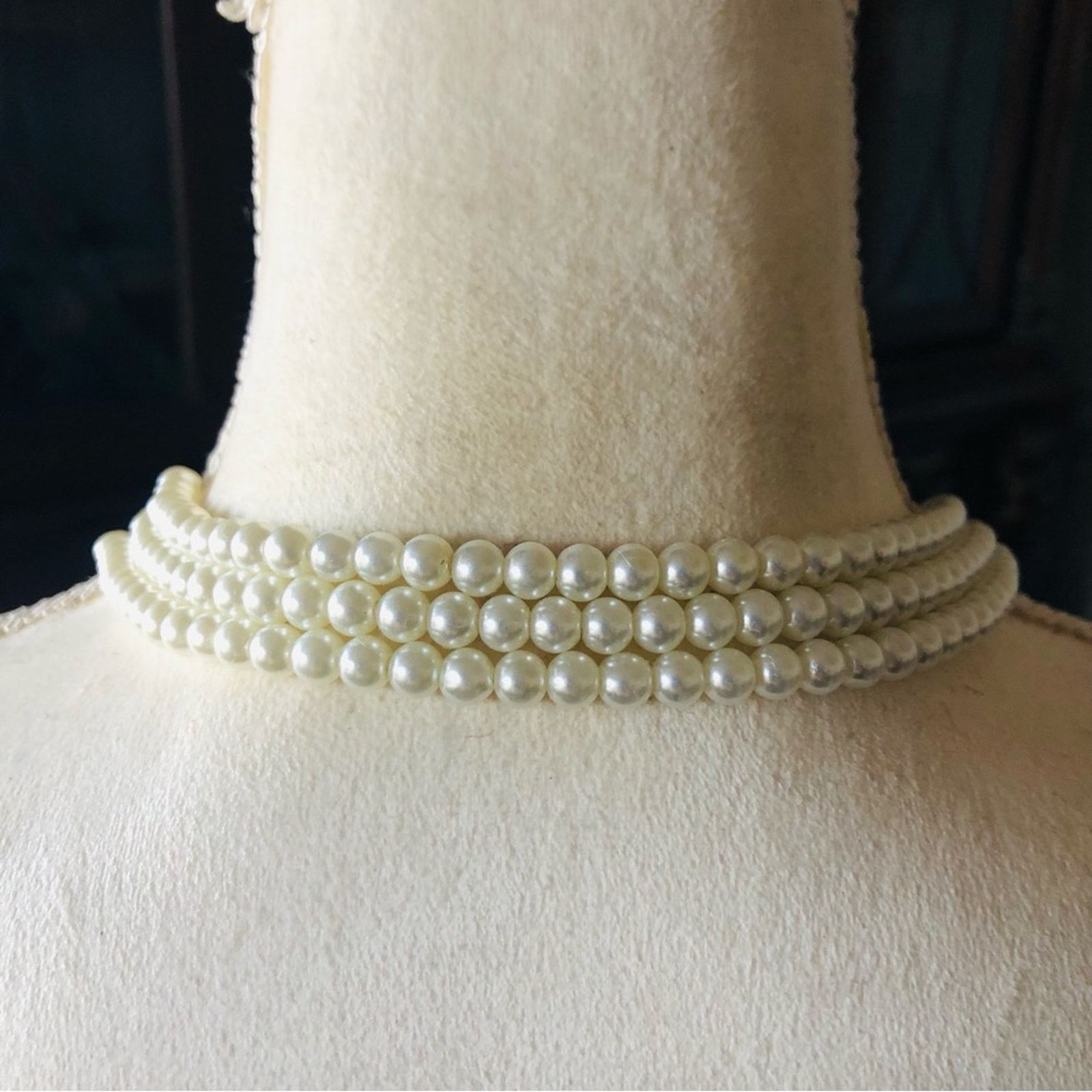 Vintage Vintage Feinberg triple strand white glass pearl necklace Size ONE SIZE - 7 Thumbnail