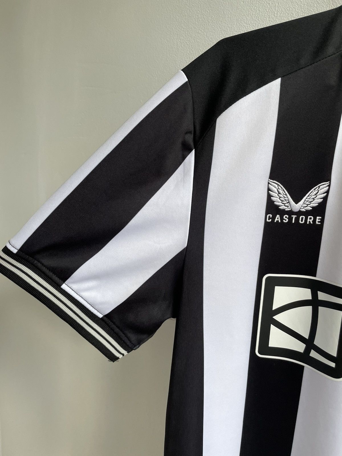 Castore NewCastle United 2023 2024 Home Football Shirt Soccer Jersey Size US L / EU 52-54 / 3 - 3 Thumbnail