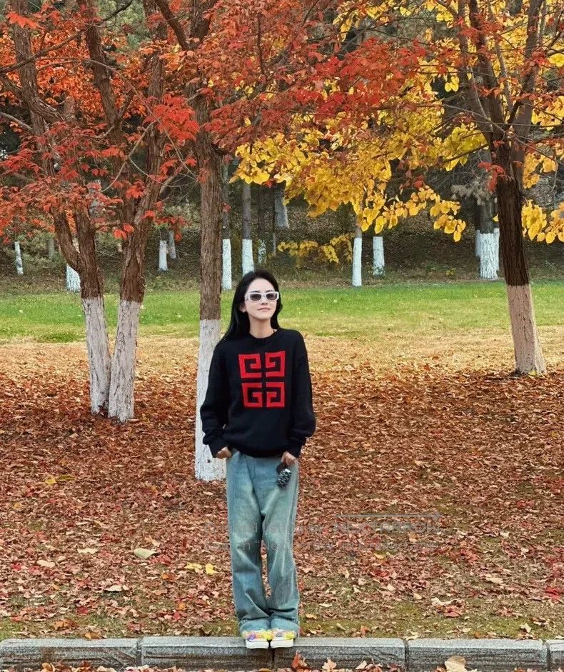 Givenchy Givenchy Logo Printed Round Neck Long Sleeve Sweater Size US XS / EU 42 / 0 - 9 Thumbnail