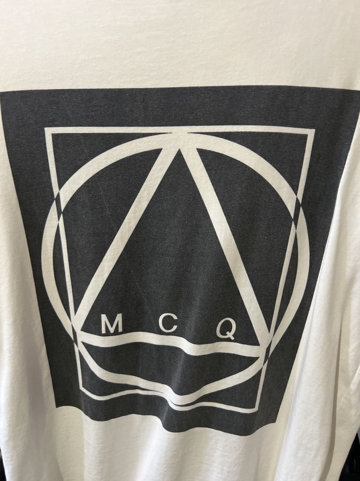 Alexander McQueen VINTAGE ALEXANDER MCQUEEN MCQ WHITE BIG BOX LOGO T SHIRT Size US L / EU 52-54 / 3 - 4 Thumbnail