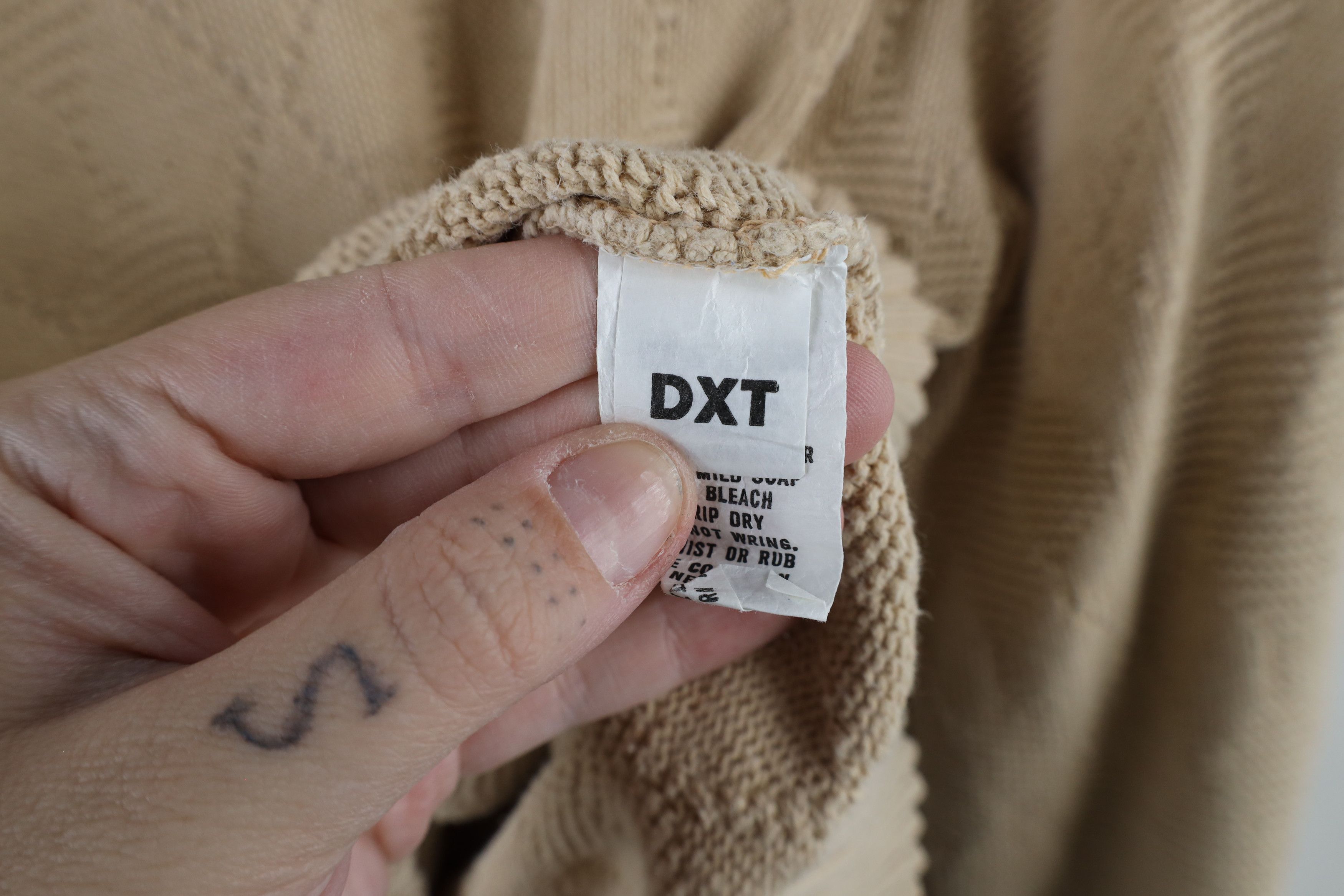 Vintage Vintage 90s Streetwear Diamond Knit V-Neck Sweater Beige Size L / US 10 / IT 46 - 7 Thumbnail