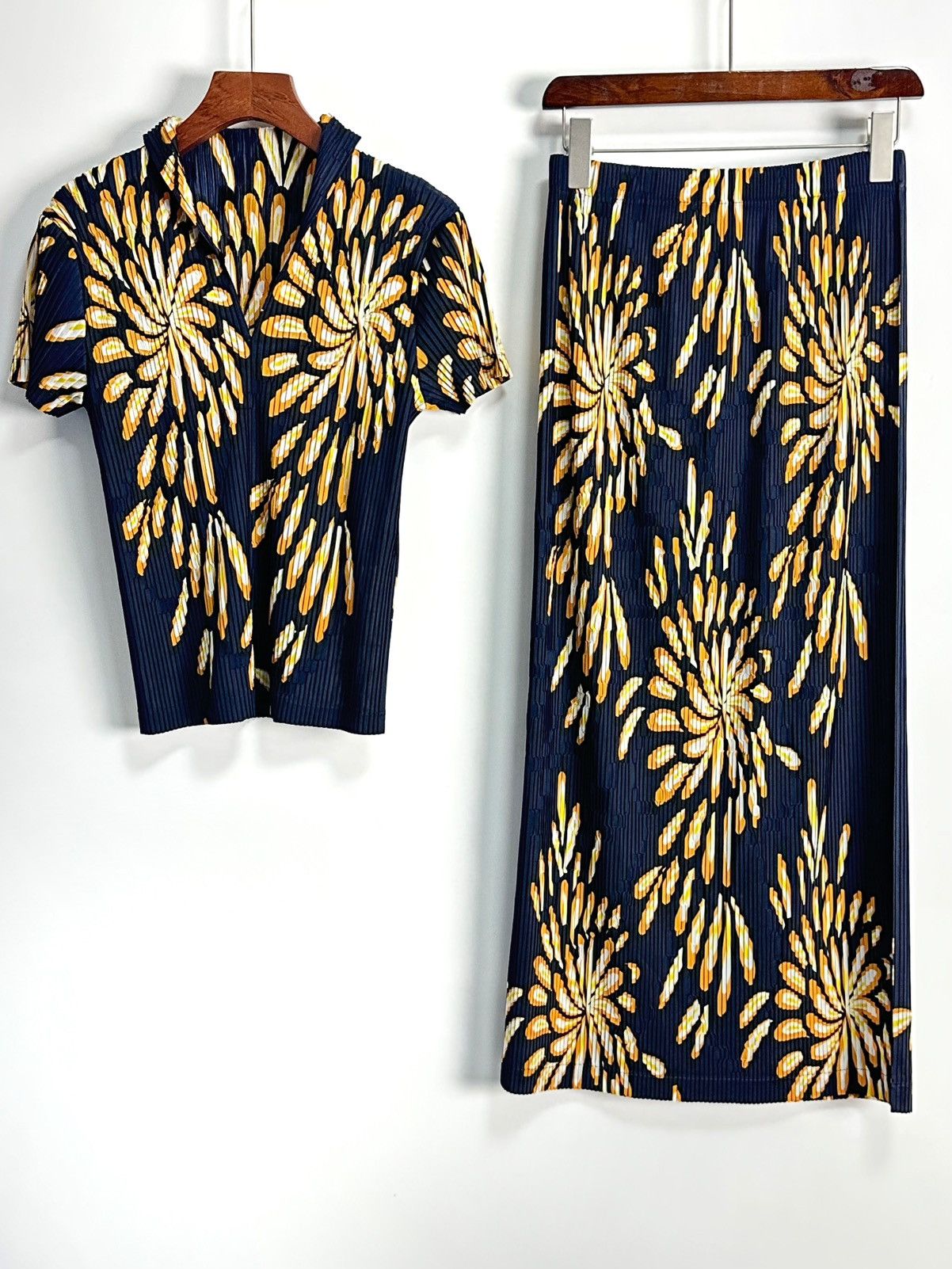 Issey Miyake "Gorgeous Fireworks Pleated Top and Skirt Set" Size M / US 6-8 / IT 42-44 - 1 Thumbnail