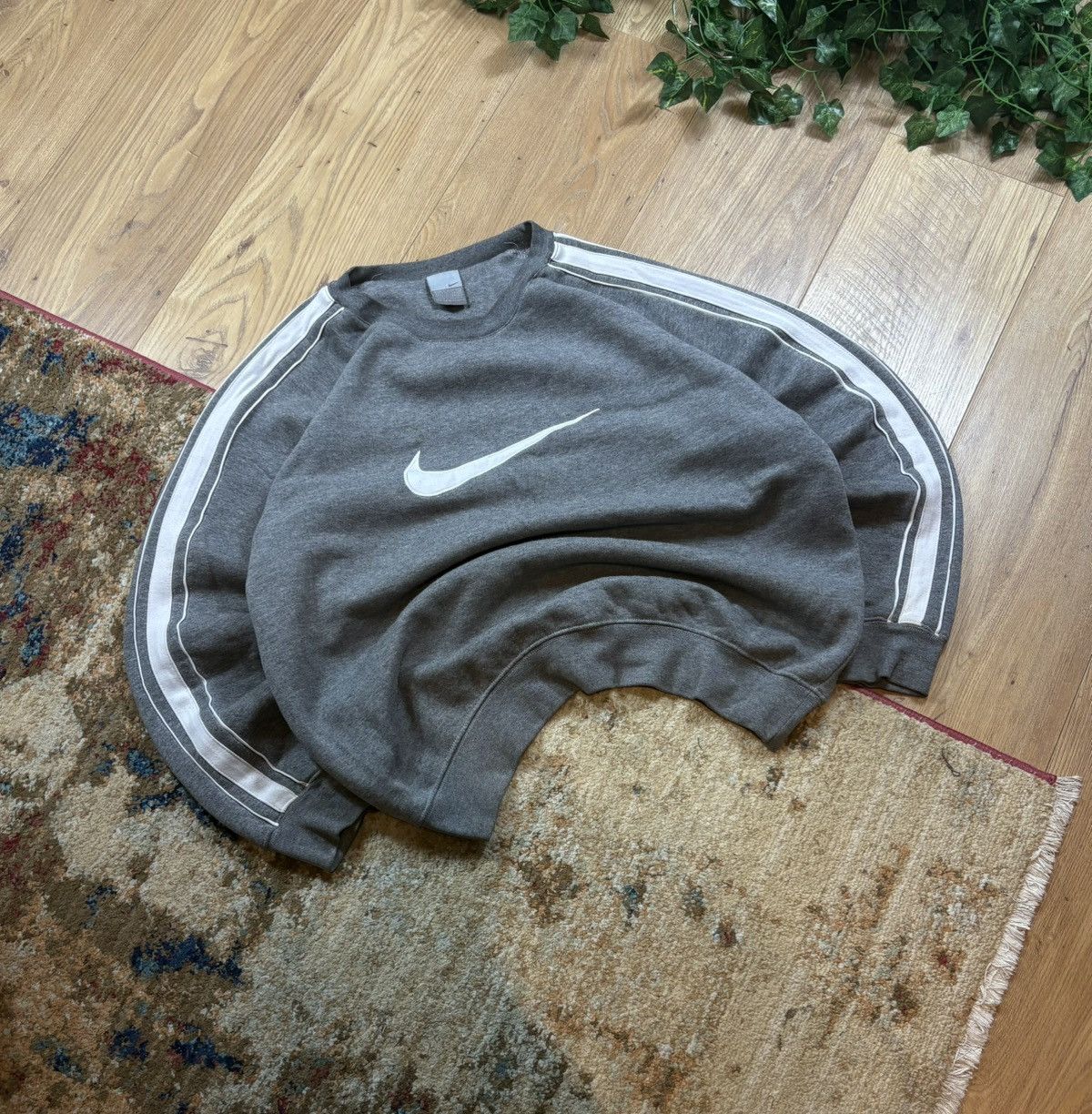 Nike 00s Vintage Nike Oversized Big Swoosh Logo Y2K Sweatshirt Size US S / EU 44-46 / 1 - 1 Thumbnail