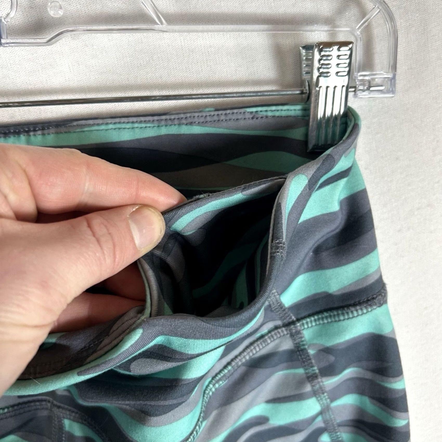 Old Navy Old Navy Capri Leggings Women's Medium Fitted Teal Camouflage Gym Run Go-Dry Activewear Capris Size 32" / US 10 / IT 46 - 5 Thumbnail