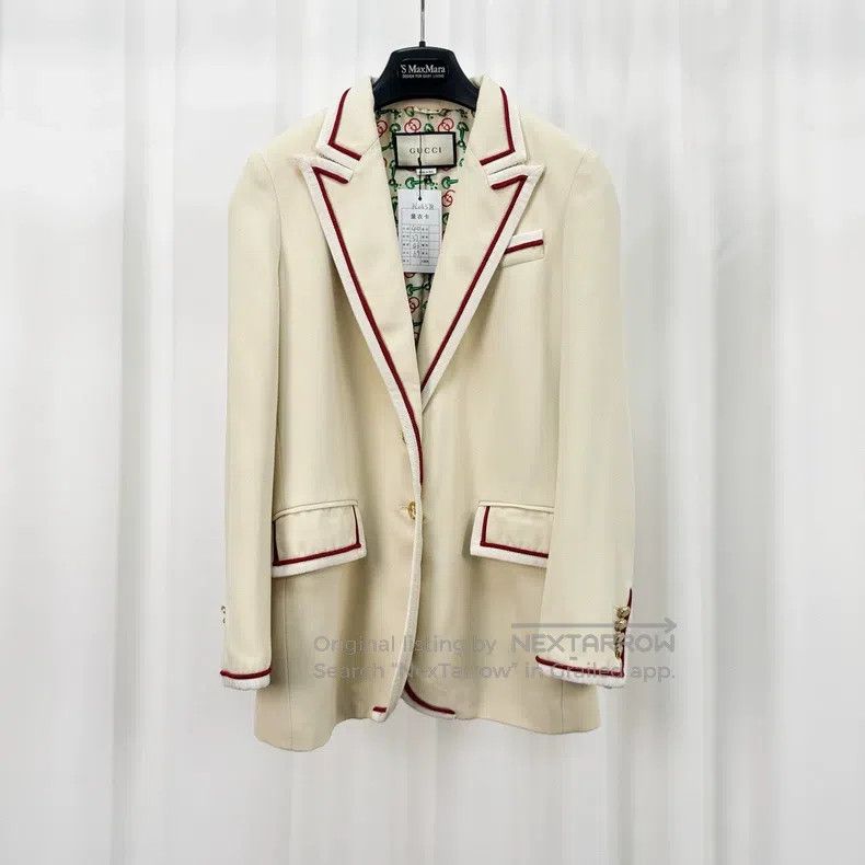 Gucci The inside is full of printed beige suit jacket