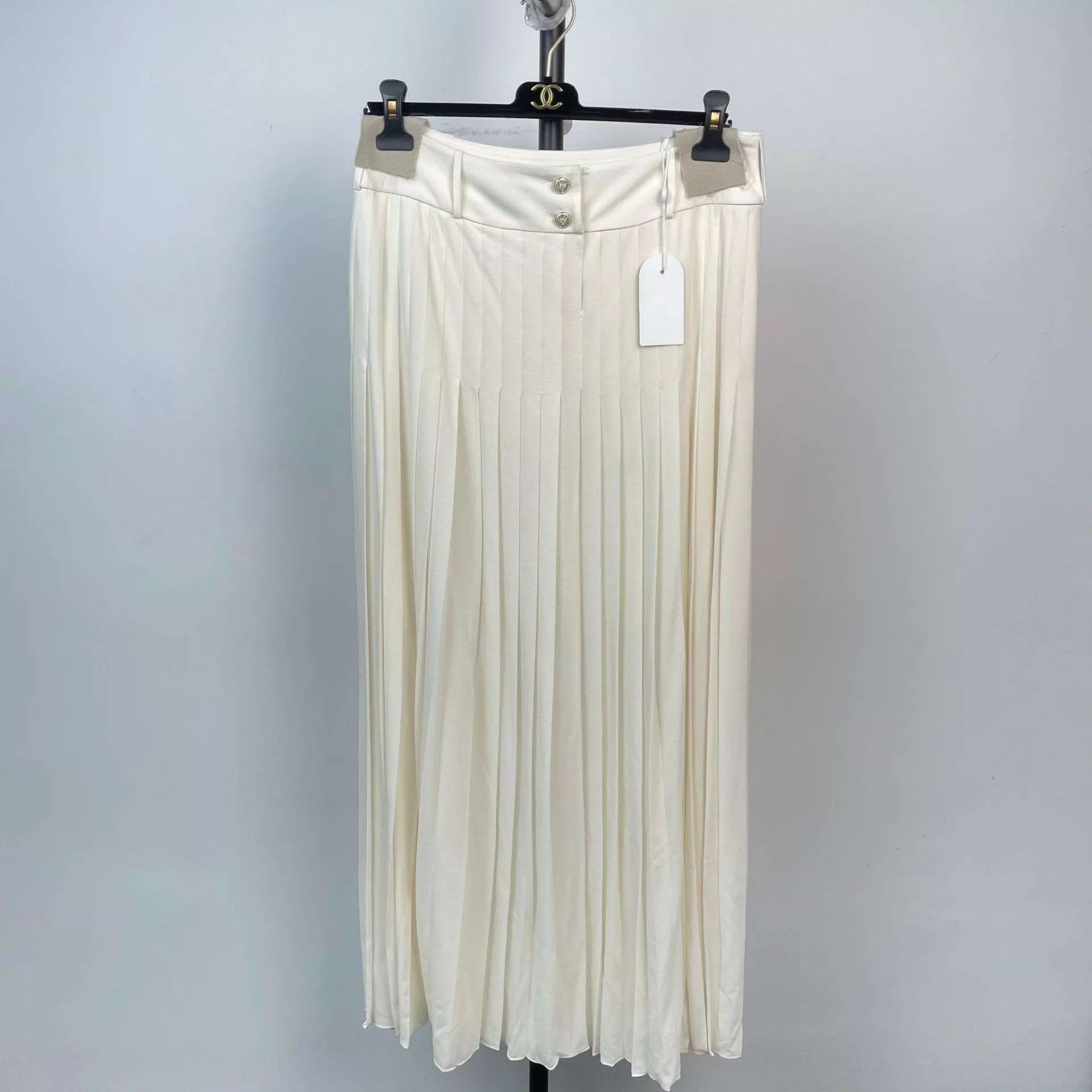 Chanel Chanel 25S White Silk Pleated Skirt 38 (98 New) Size 27" / US 4 / IT 40 - 1 Thumbnail