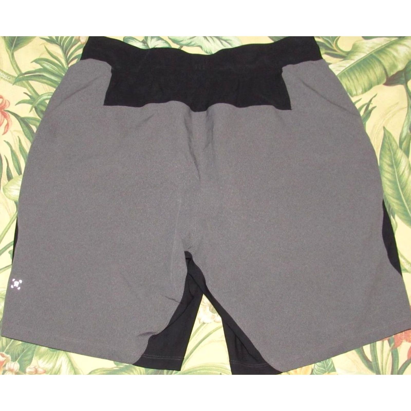 Lululemon LULULEMON Grey 8" Lined Namaste At The Beach Shorts Large L Mens Shirt Size US 33 - 3 Thumbnail