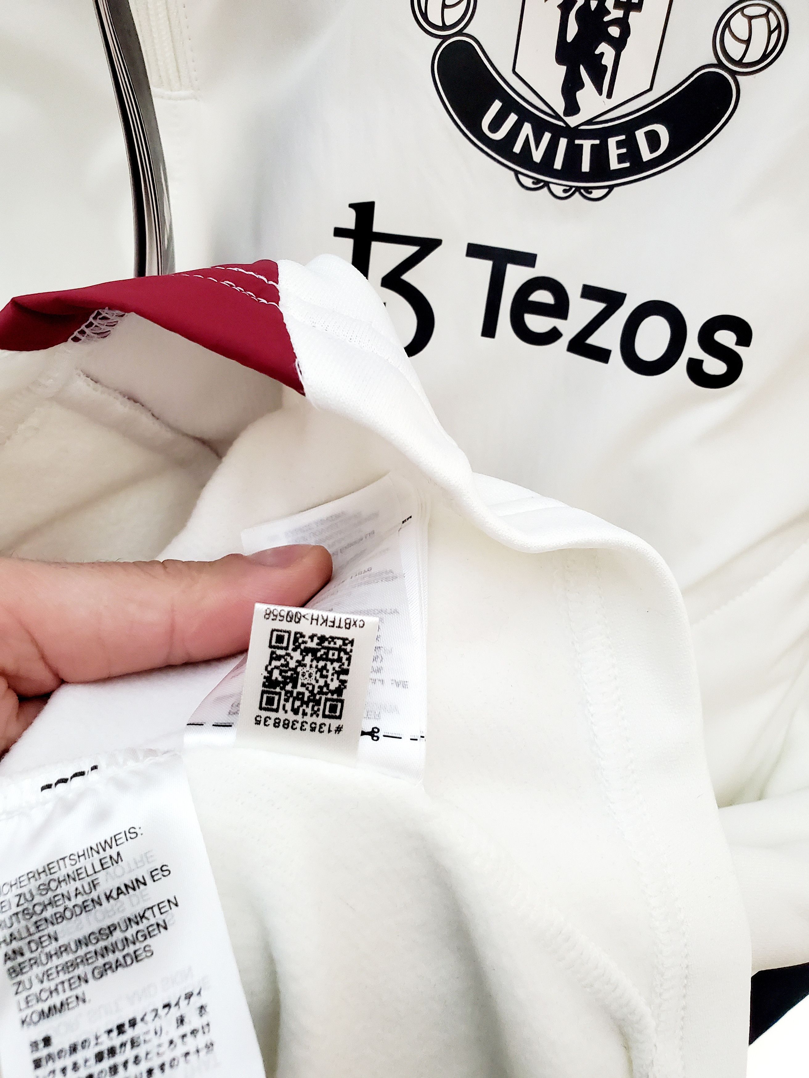 Adidas MANCHESTER UNITED 2024/2025 TOP WITH INTEGRATED BALACLAVA XL Size US XL / EU 56 / 4 - 9 Thumbnail