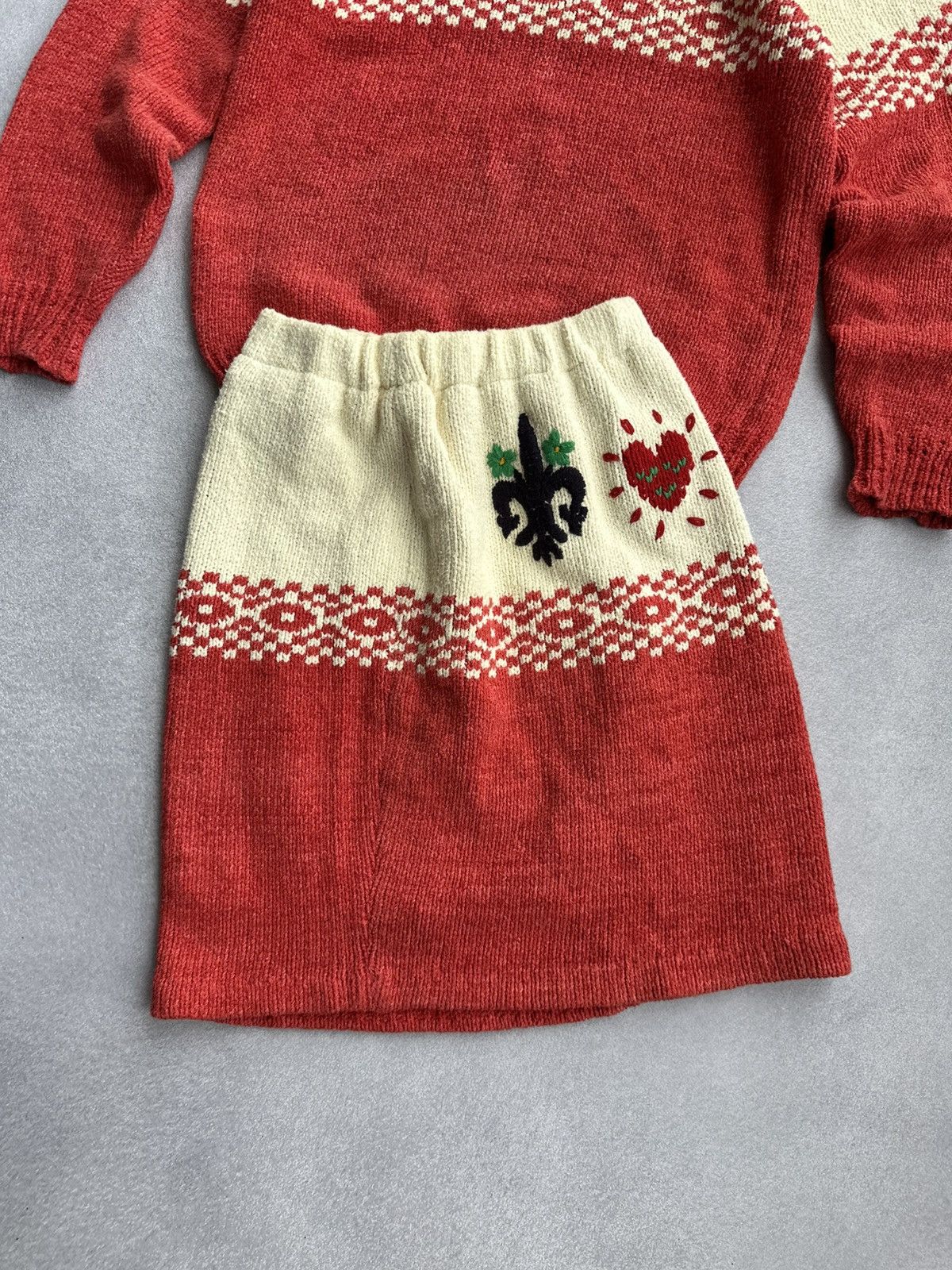 Japanese Brand Vintage Japan Tokyo Woman Knitted Hearts Sweater &Skirt Suit Size M / US 6-8 / IT 42-44 - 2 Thumbnail