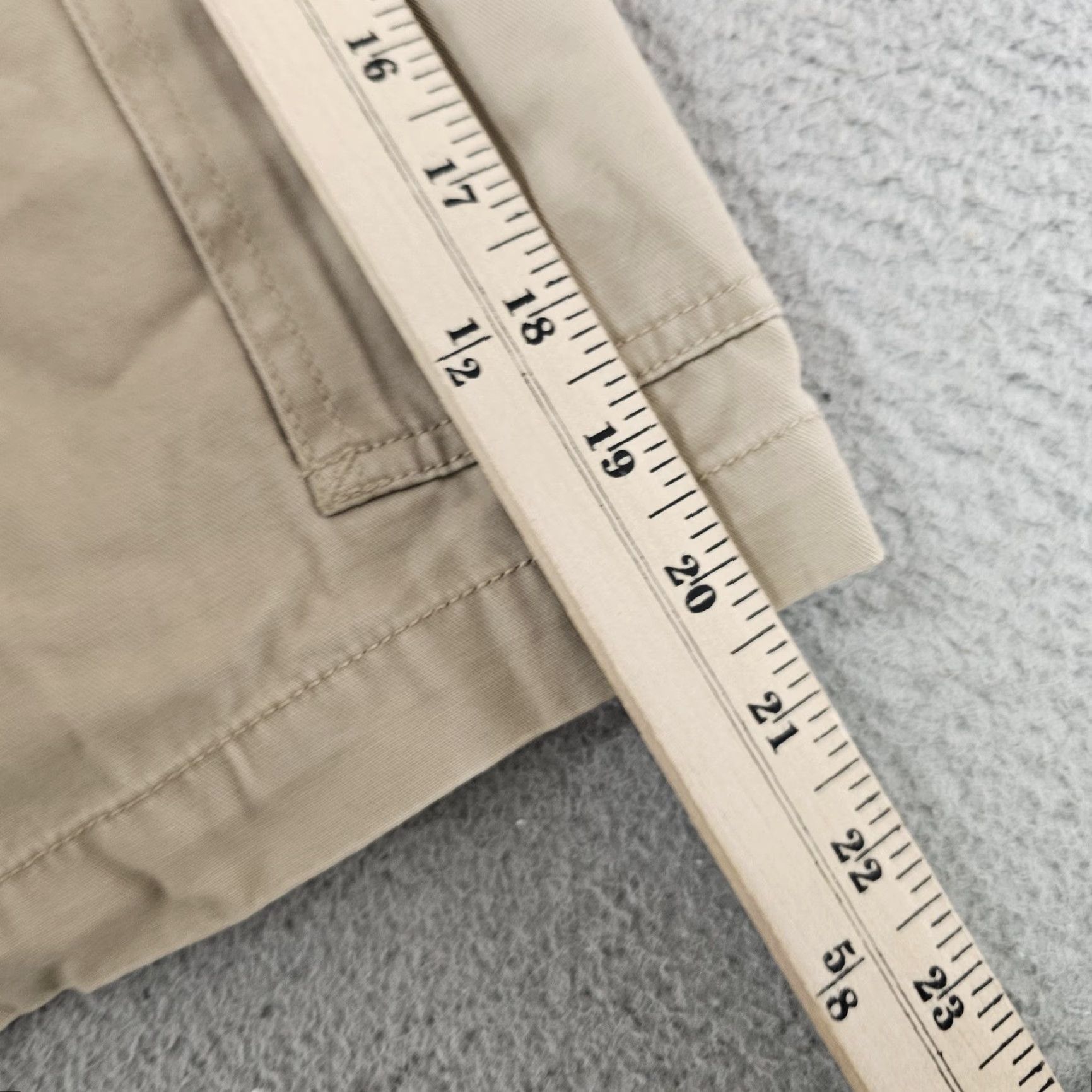 Dockers Dockers Cargo Shorts Mens 30 Beige Relaxed Fit 10 Inseam Casual Cotton Front Pocket Decorated with Dockers Logo Size US 30 / EU 46 - 7 Thumbnail