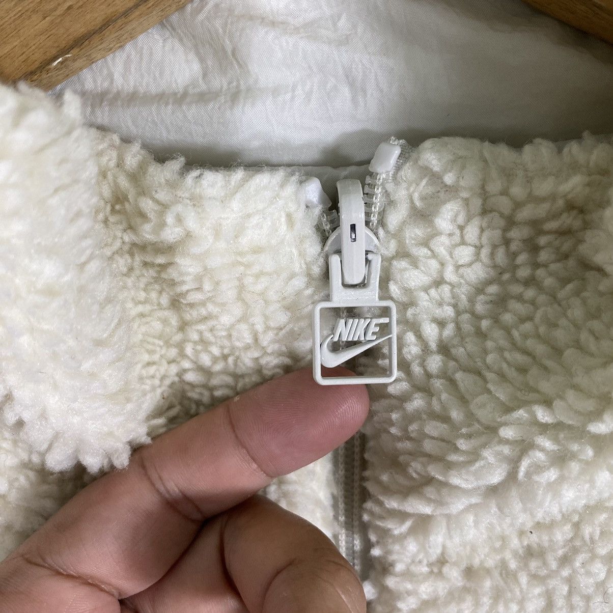 Nike Nike Fleece Big Swoosh Reversible Boa Jacket Zipper L Size Size US L / EU 52-54 / 3 - 10 Thumbnail