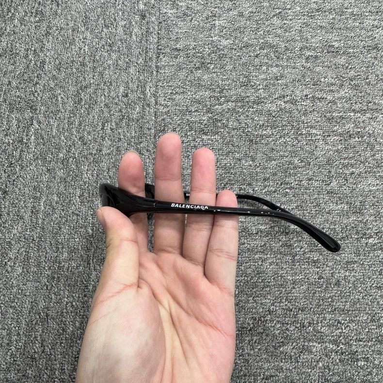 Balenciaga Balenciaga Black Bat Sunglasses Size ONE SIZE - 3 Thumbnail