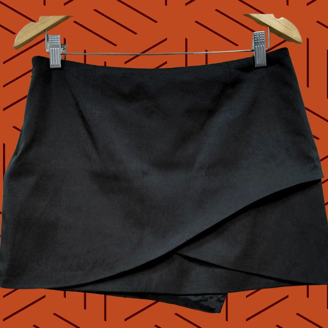 BCBGeneration BCBGeneration Skirt Studded Black Solid Women Size 8 Mini Short Casual Party/Cocktail Womens Size 30" / US 8 / IT 44 - 1 Thumbnail
