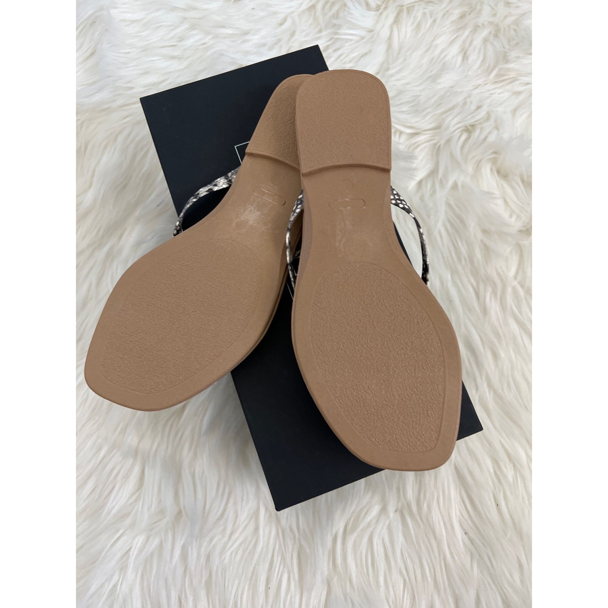 Saks Fifth Avenue Saks Fifth Avenue Snake Print Leather Flip Flops Luxury Beac Size US 8 / IT 38 - 3 Thumbnail