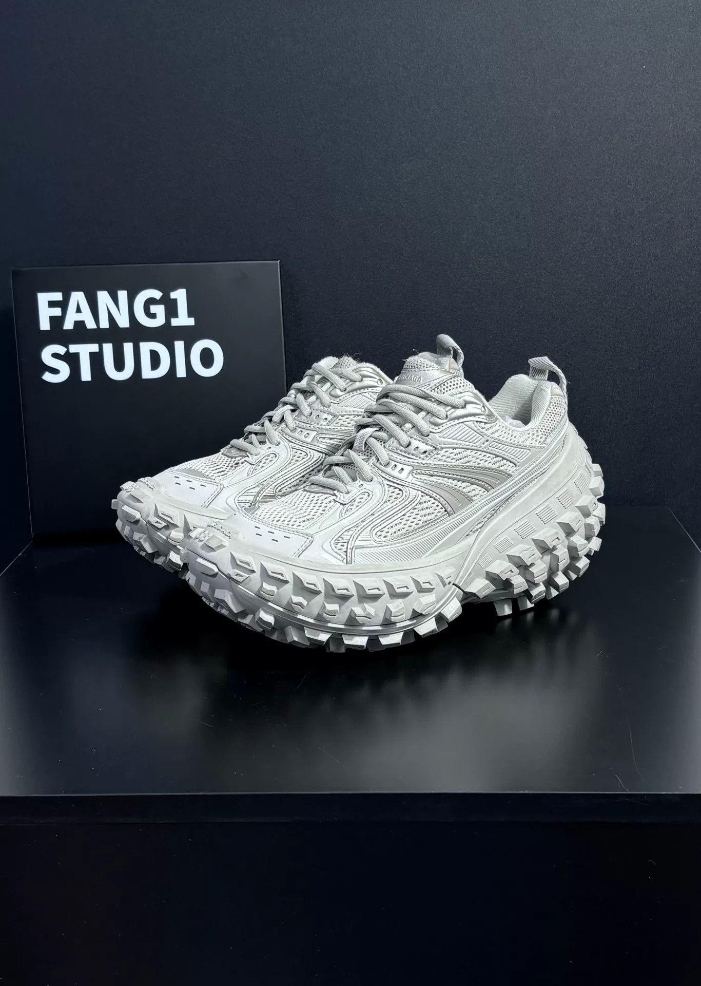 Balenciaga Balenciaga Beige Lowtop Sneakers us_7-5 Women Size US 7.5 / IT 37.5 - 1 Thumbnail