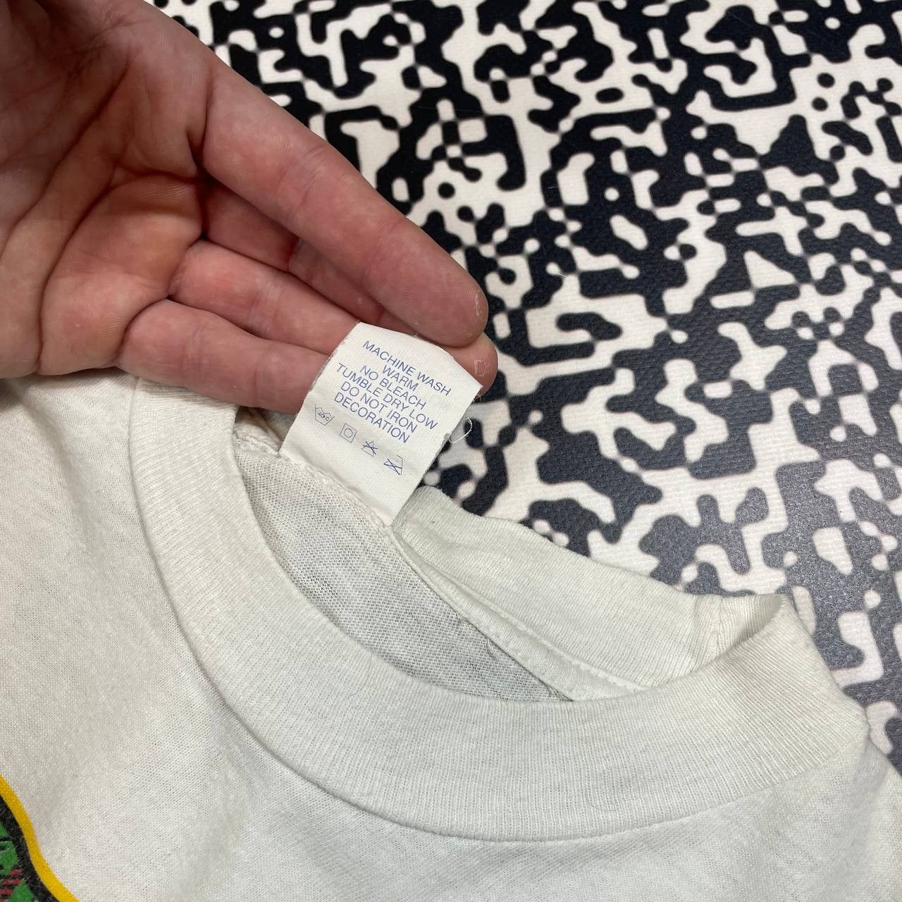Guess Vintage 90s GUESS Big Logo Retro Rare Single Stitch T-shirt Size US M / EU 48-50 / 2 - 10 Thumbnail