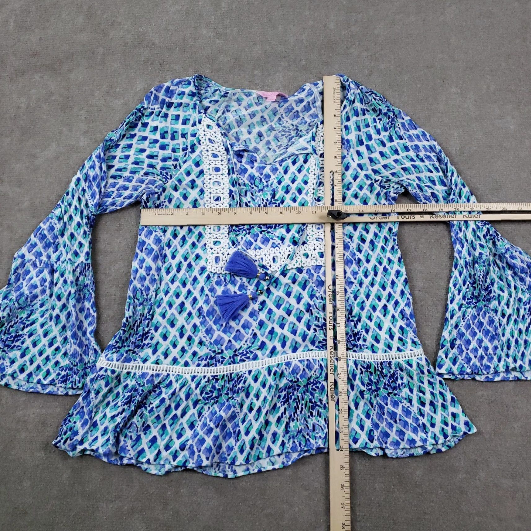 Lilly Pulitzer Lilly Pulitzer Amisa Top Womens XS Blue Green Boho Peplum Bell Sleeve Tunic Blouse Geometric Crochet Tasseled Ruffle V-Neck Long Sleeve Size XS / US 0-2 / IT 36-38 - 2 Thumbnail