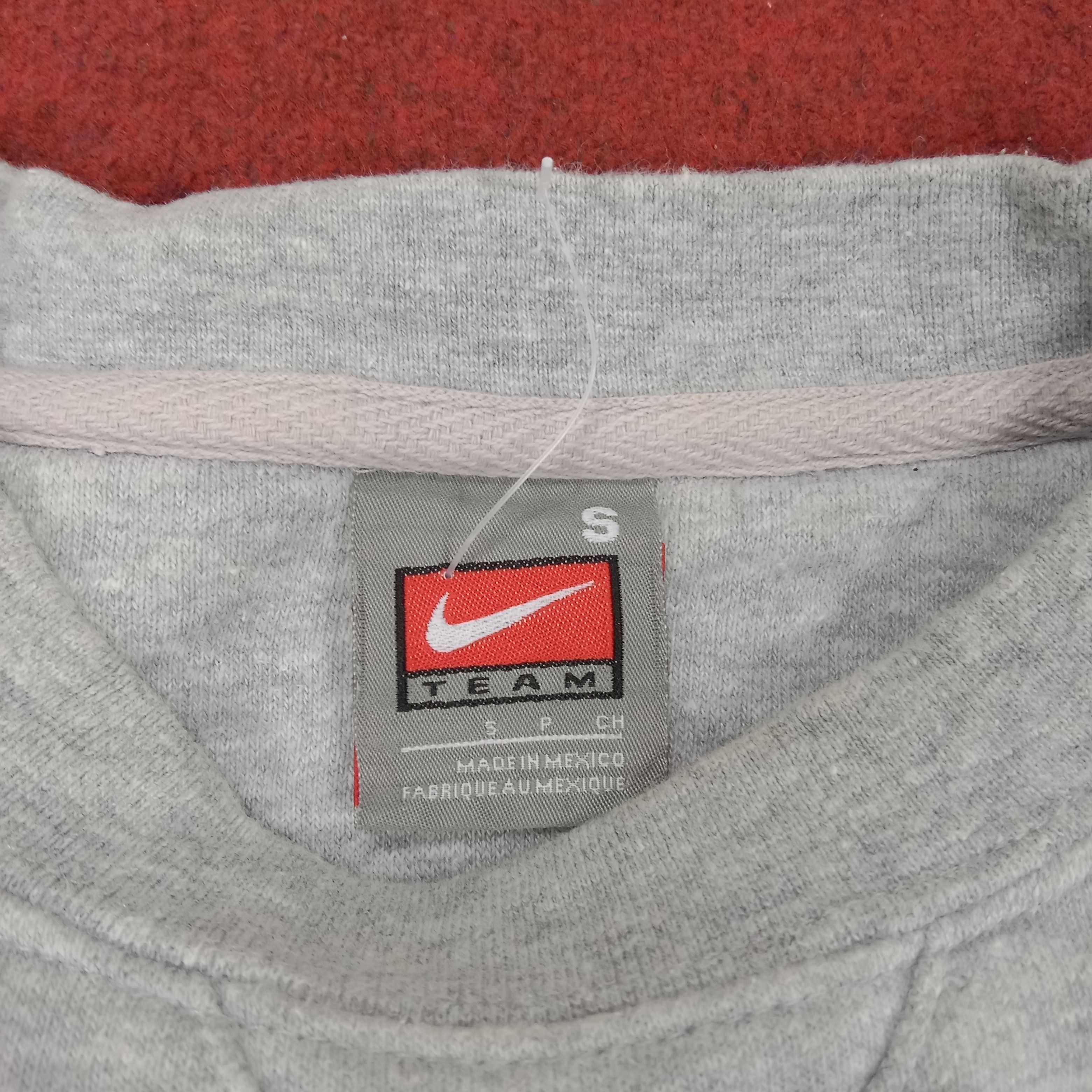 Nike Nike Center Logo Design Streetwear Vintage Sweatshirt Size US L / EU 52-54 / 3 - 6 Thumbnail