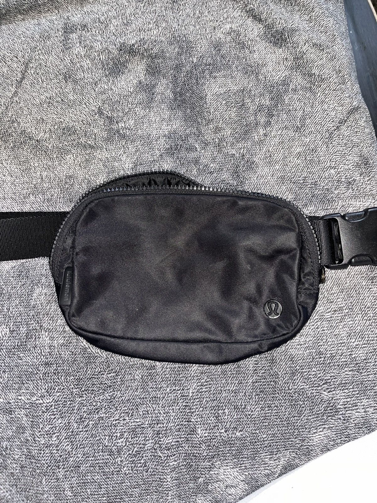 Lululemon Black Lululemon Belt Bag 1L Size ONE SIZE - 1 Thumbnail