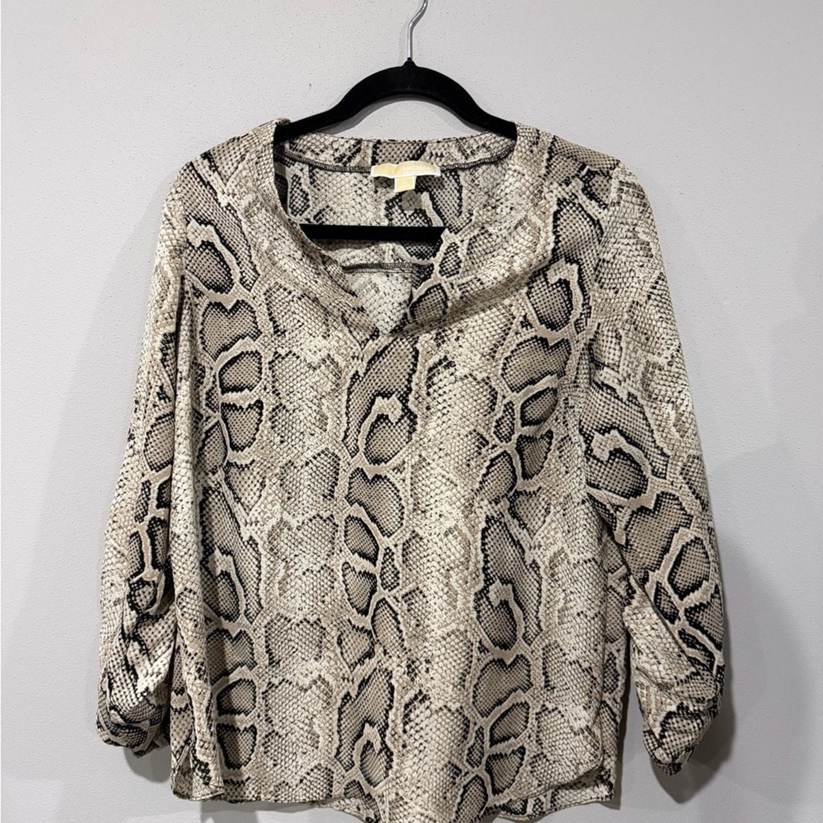 Michael Kors Michael Michael Kors Snakeskin V-Neck Blouse Size Medium Size M / US 6-8 / IT 42-44 - 9 Thumbnail