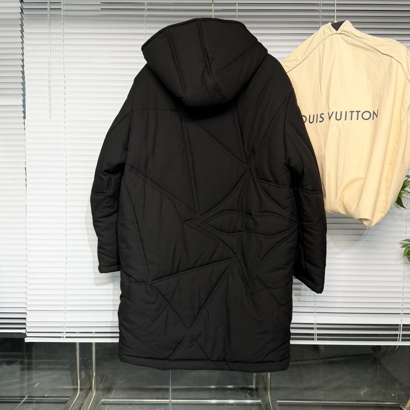 Louis Vuitton Louis Vuitton 2024 Black Cotton Coat Size US L / EU 52-54 / 3 - 2 Thumbnail