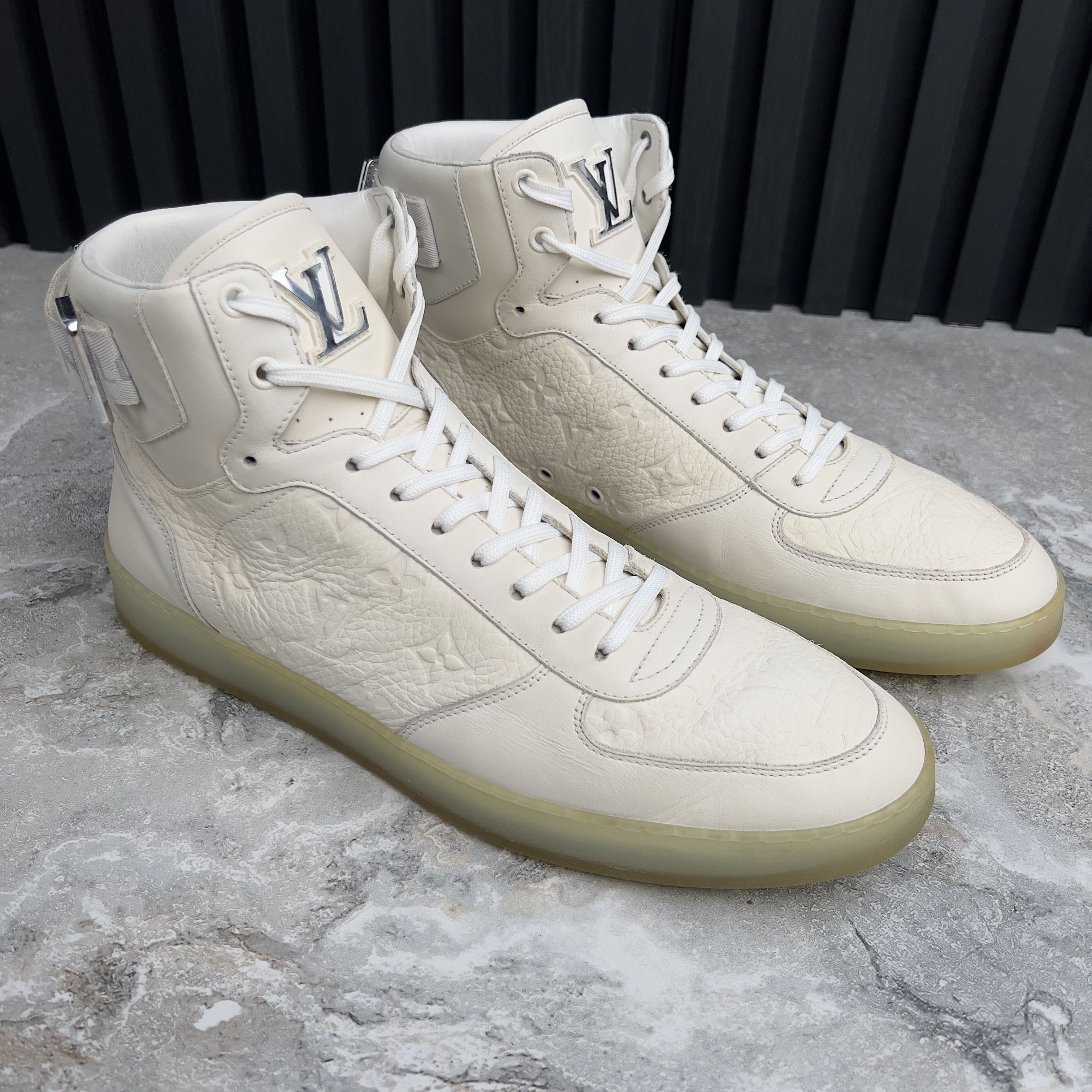 Louis Vuitton Louis Vuitton Rivoli Monogram High Sneaker Leather Size US 10.5 / EU 43-44 - 5 Thumbnail
