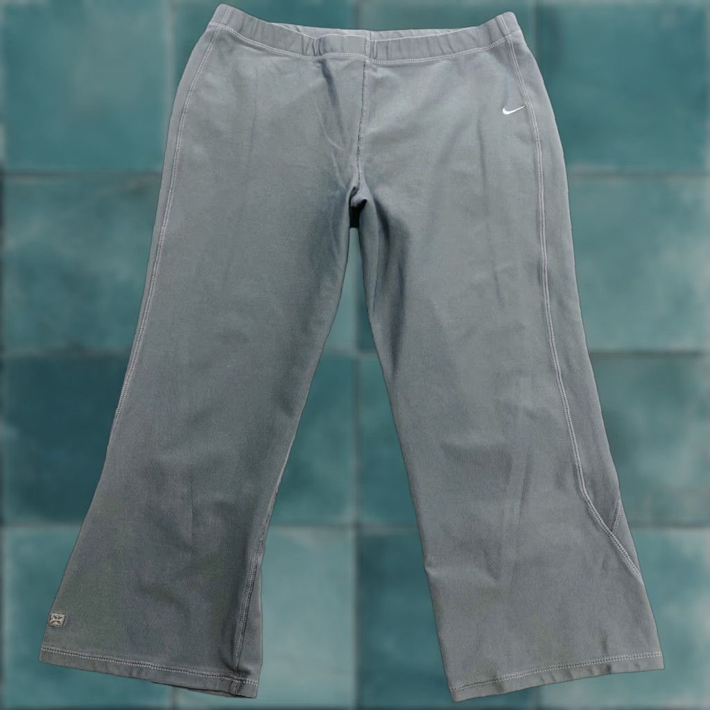 Nike Nike Yoga Cropped Pants Womens L Grey Size 36" / US 14 / IT 50 - 1 Thumbnail