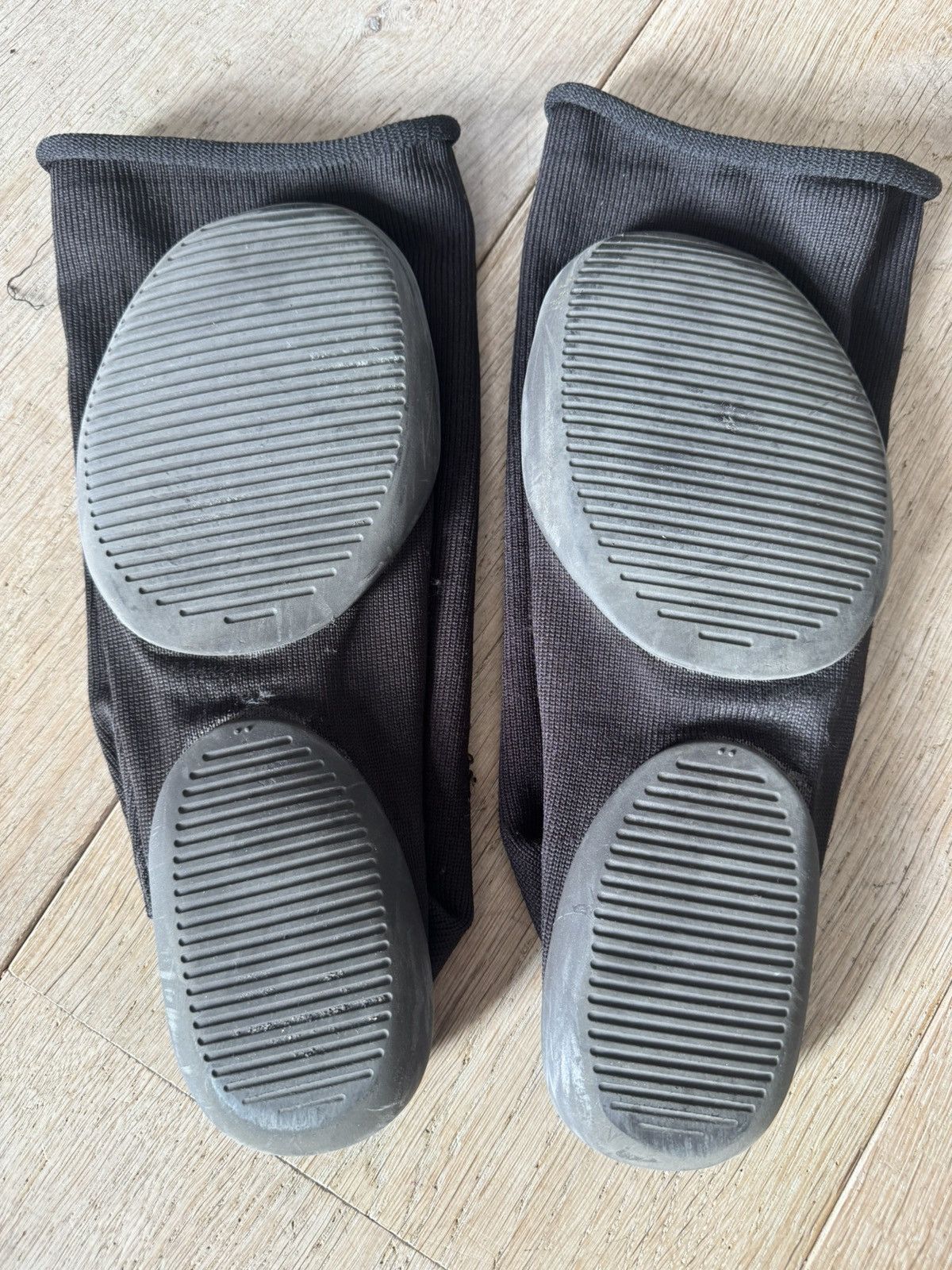 Yeezy Yeezy Pods Size US 9.5 / EU 42-43 - 2 Thumbnail