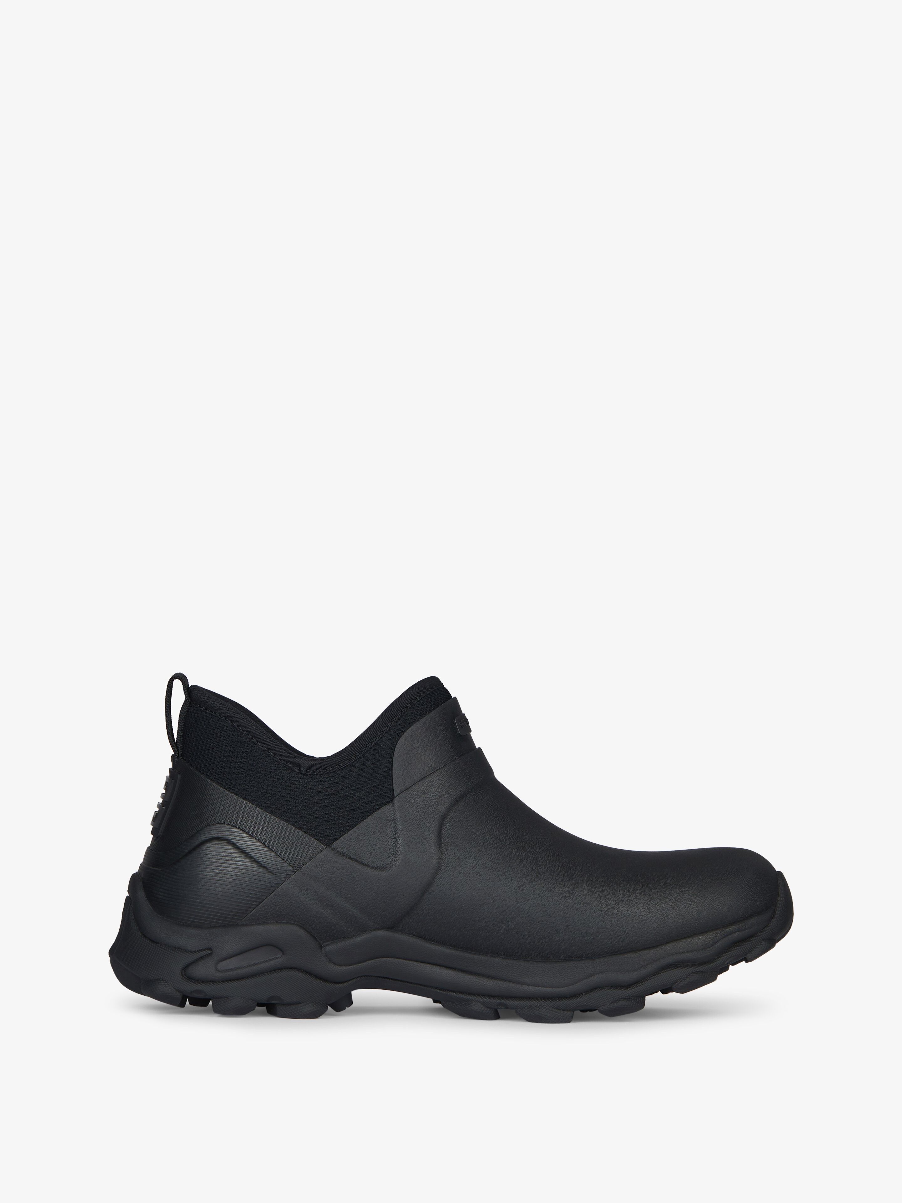 o1w1db10925 Bogs Low Chelsea Boots in Black