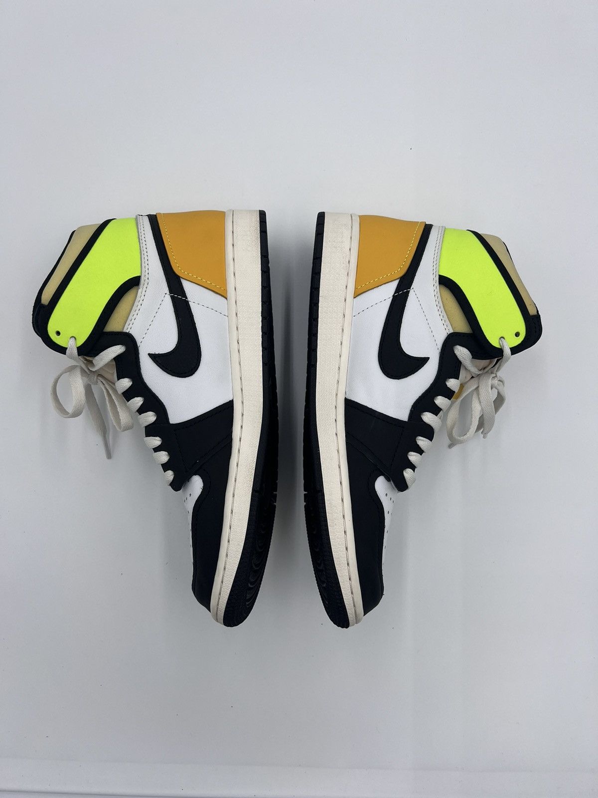 Jordan Brand Jordan 1 Retro High Volt/University Gold Size US 10 / EU 43 - 4 Thumbnail