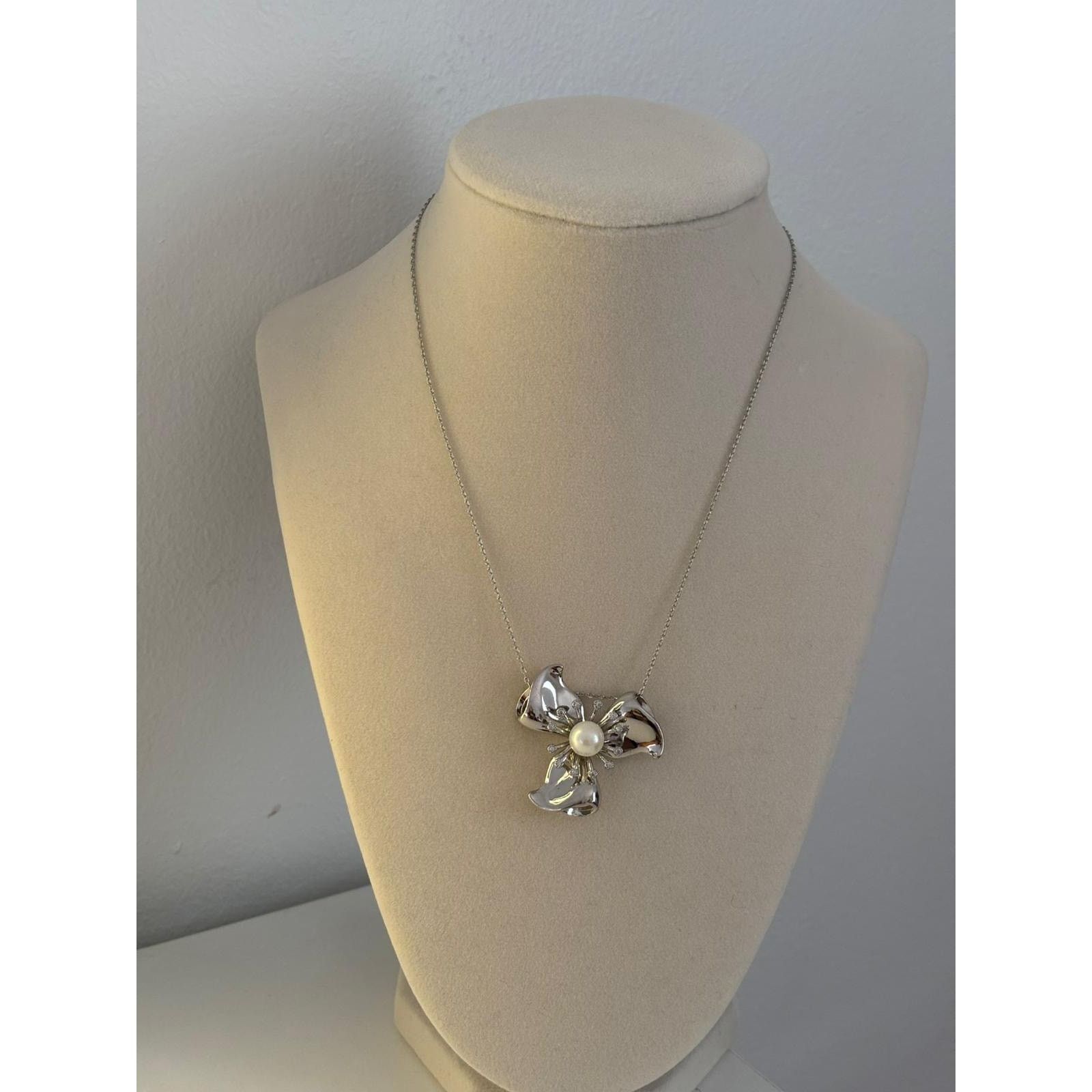 Other Silver Flower Pendant Necklace Pearl Crystal Statement Size ONE SIZE - 1 Thumbnail